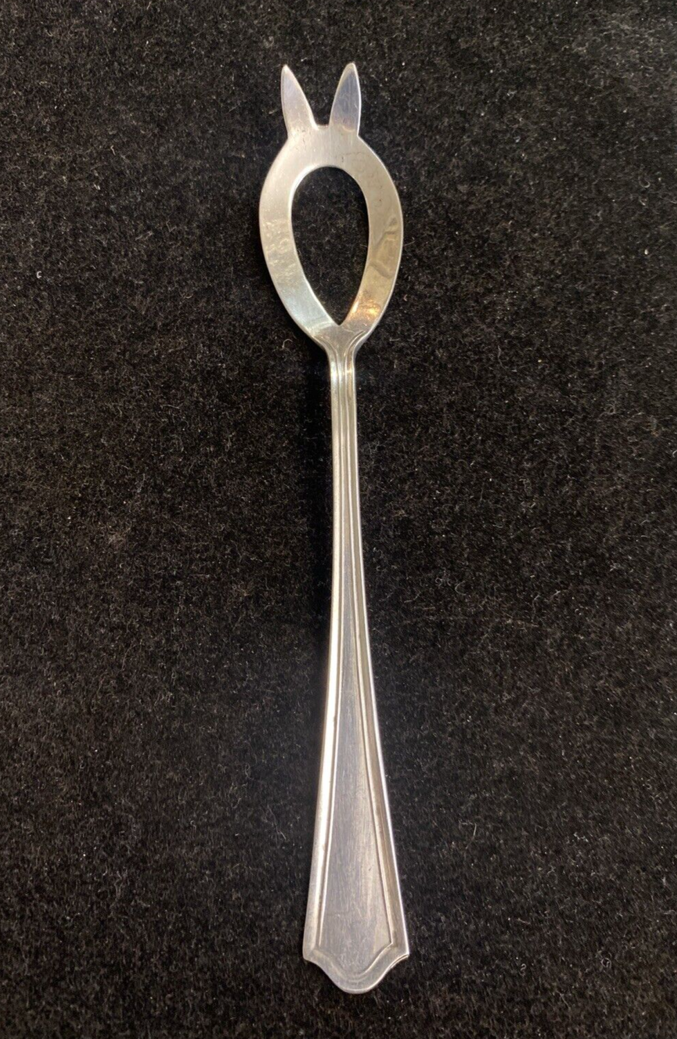 Baker Manchester Mary Warren Pattern 5 3/4" Olive Fork Spoon 11.5g