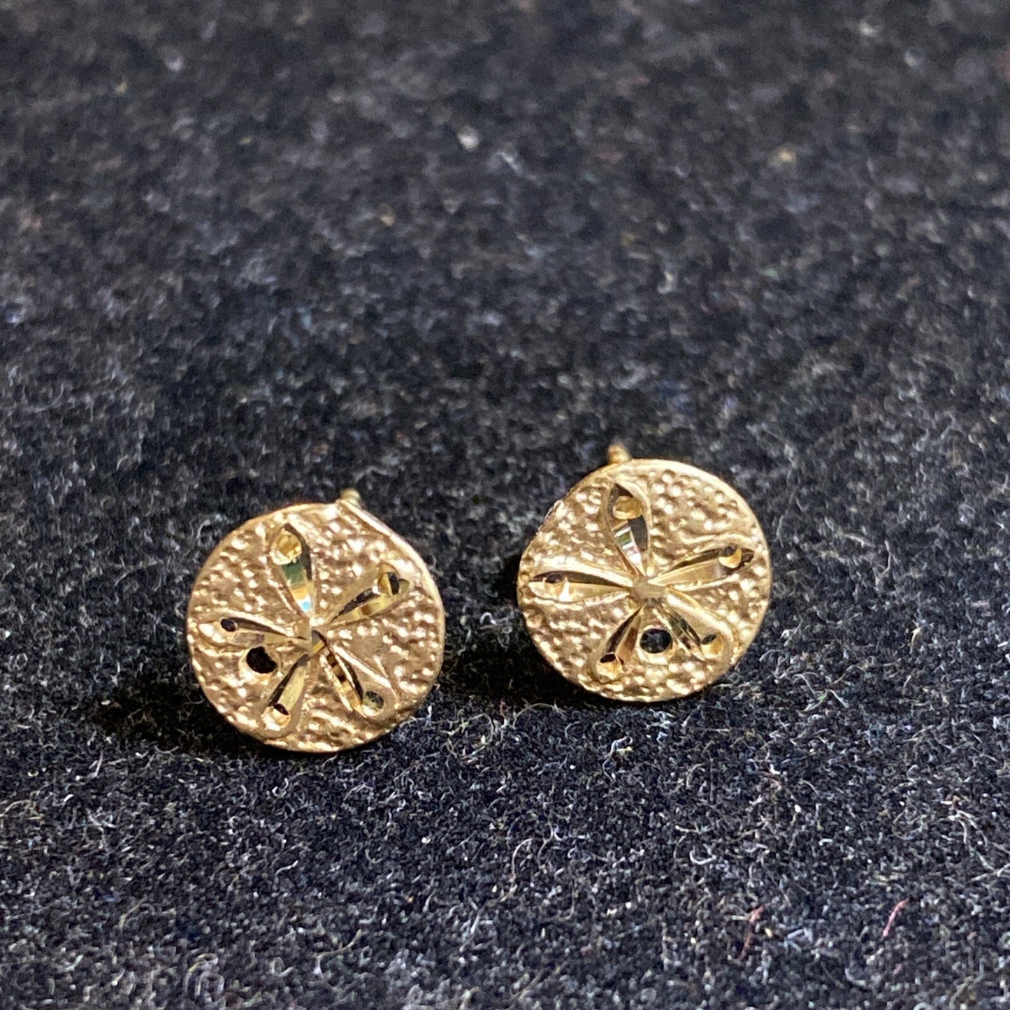 14K Yellow Gold Sand Dollar Stud Earrings .78g 6.99mm