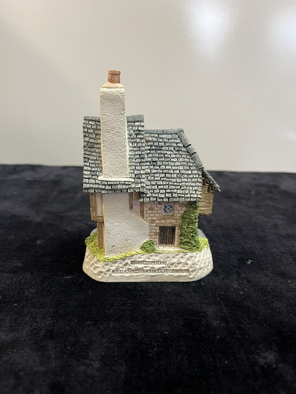 1993 David Winter Cottages Collectors Guild #14 Swan Upping Cottage in Box