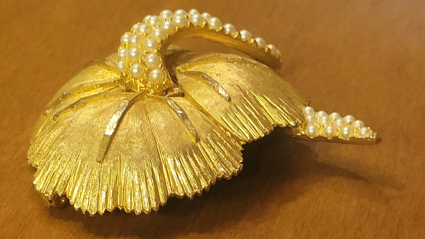 Vtg Signed BSK Textured Gold Tone Pearls Large Flower Brooch Pin