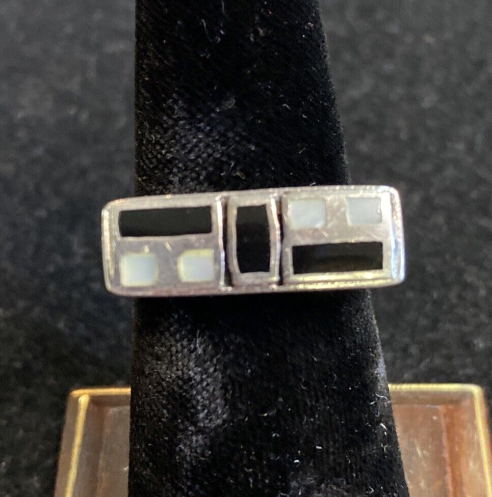 Sterling Silver 925 Mother of Pearl & Onyx Ring SZ 6.75 4.5g JM21