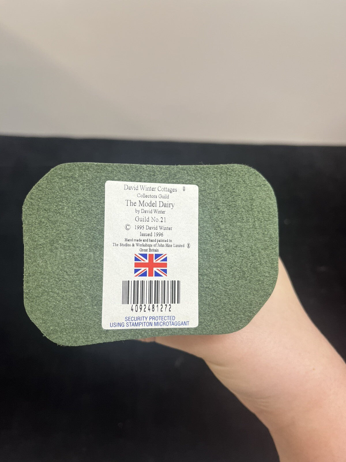 David Winter Cottages THE MODEL DAIRY 1995 in original box w/ COA & Tote Bag