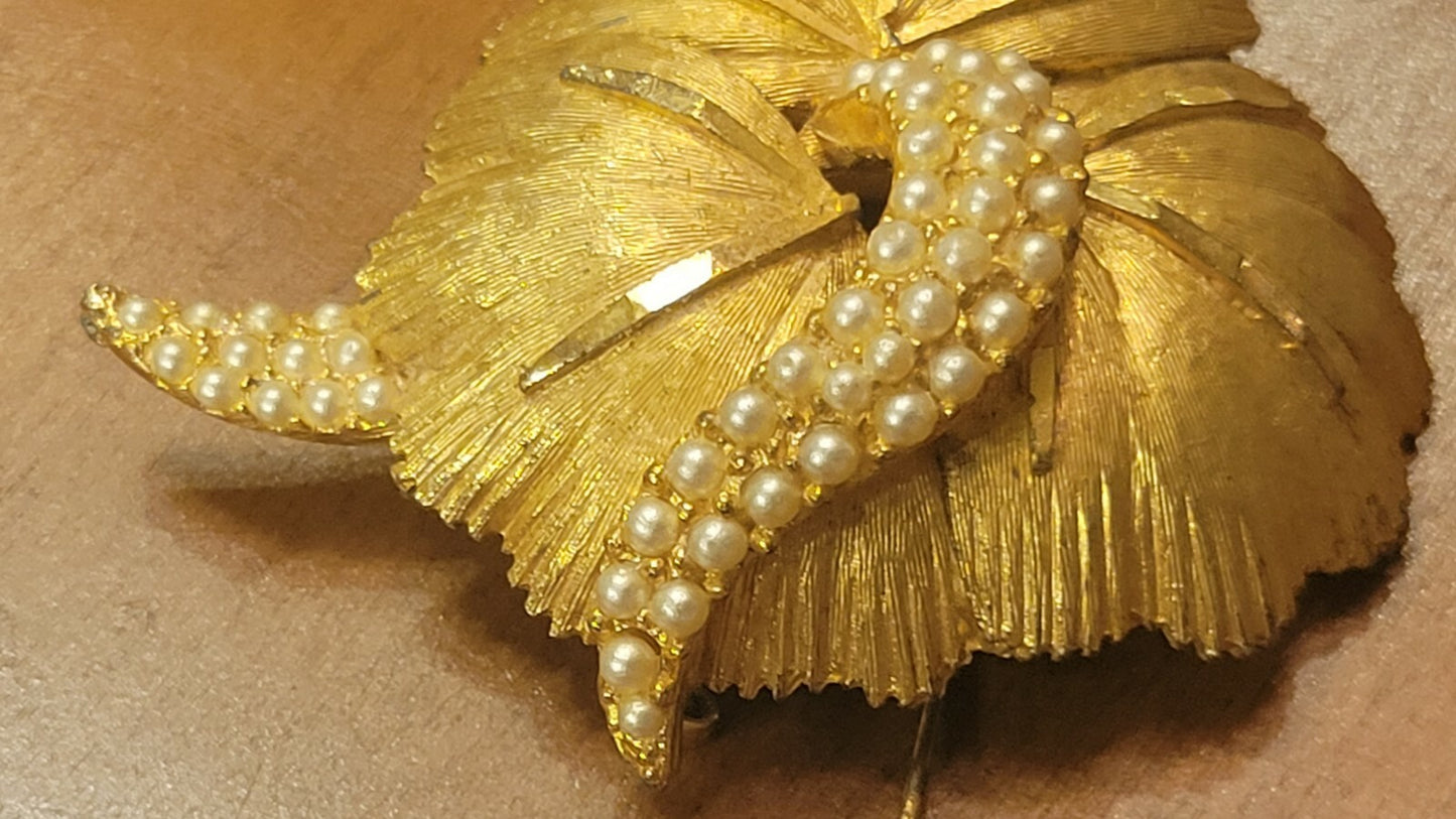 Vtg Signed BSK Textured Gold Tone Pearls Large Flower Brooch Pin