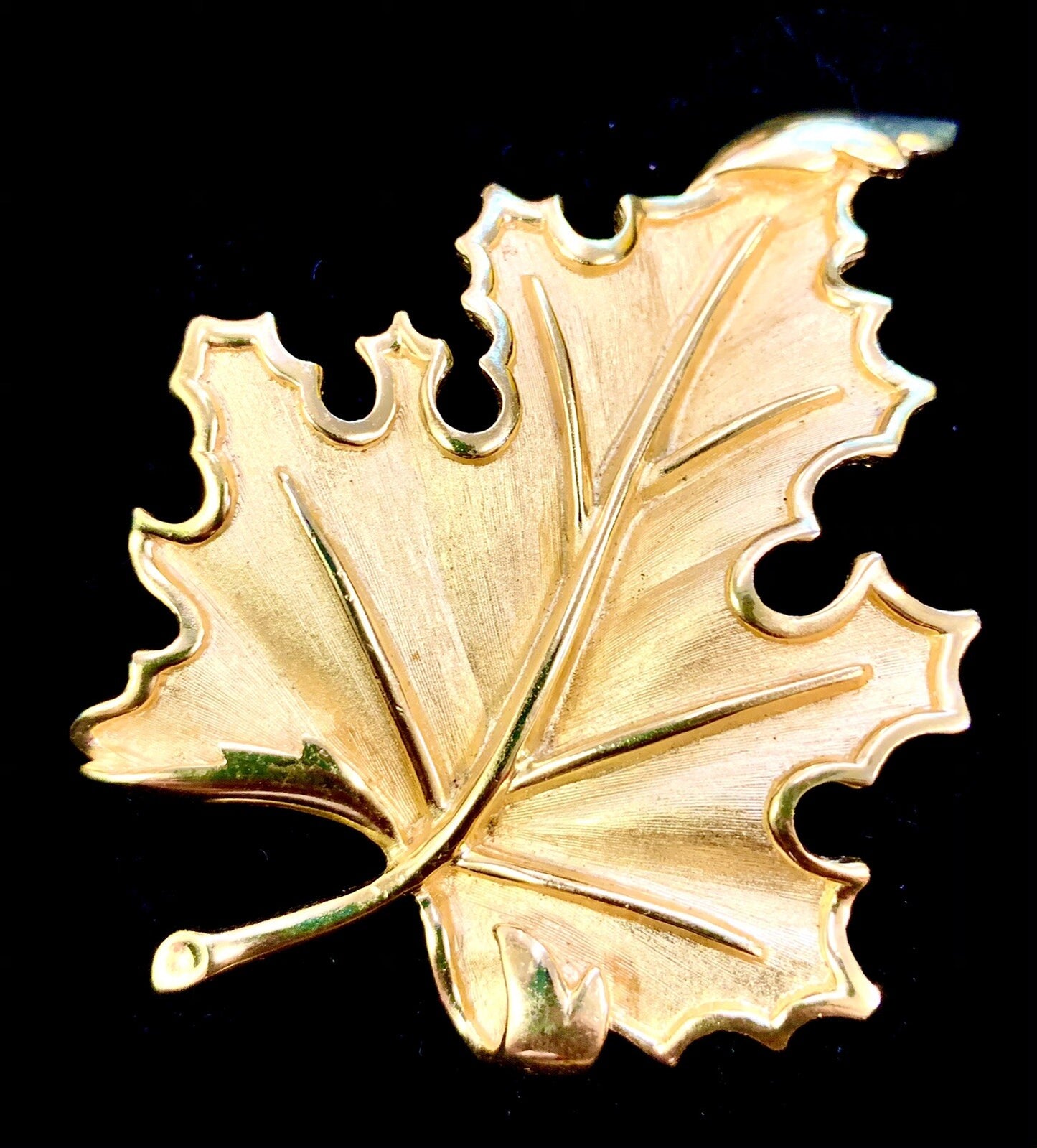 Signed CROWN TRIFARI Vintage Retro Gold Tone Maple Leaf Nature Brooch Pin