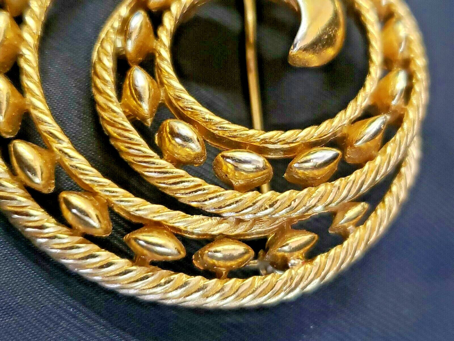 Jewels By Trifari Interlude Gold Tone Circle Swirl Vintage Pin Brooch