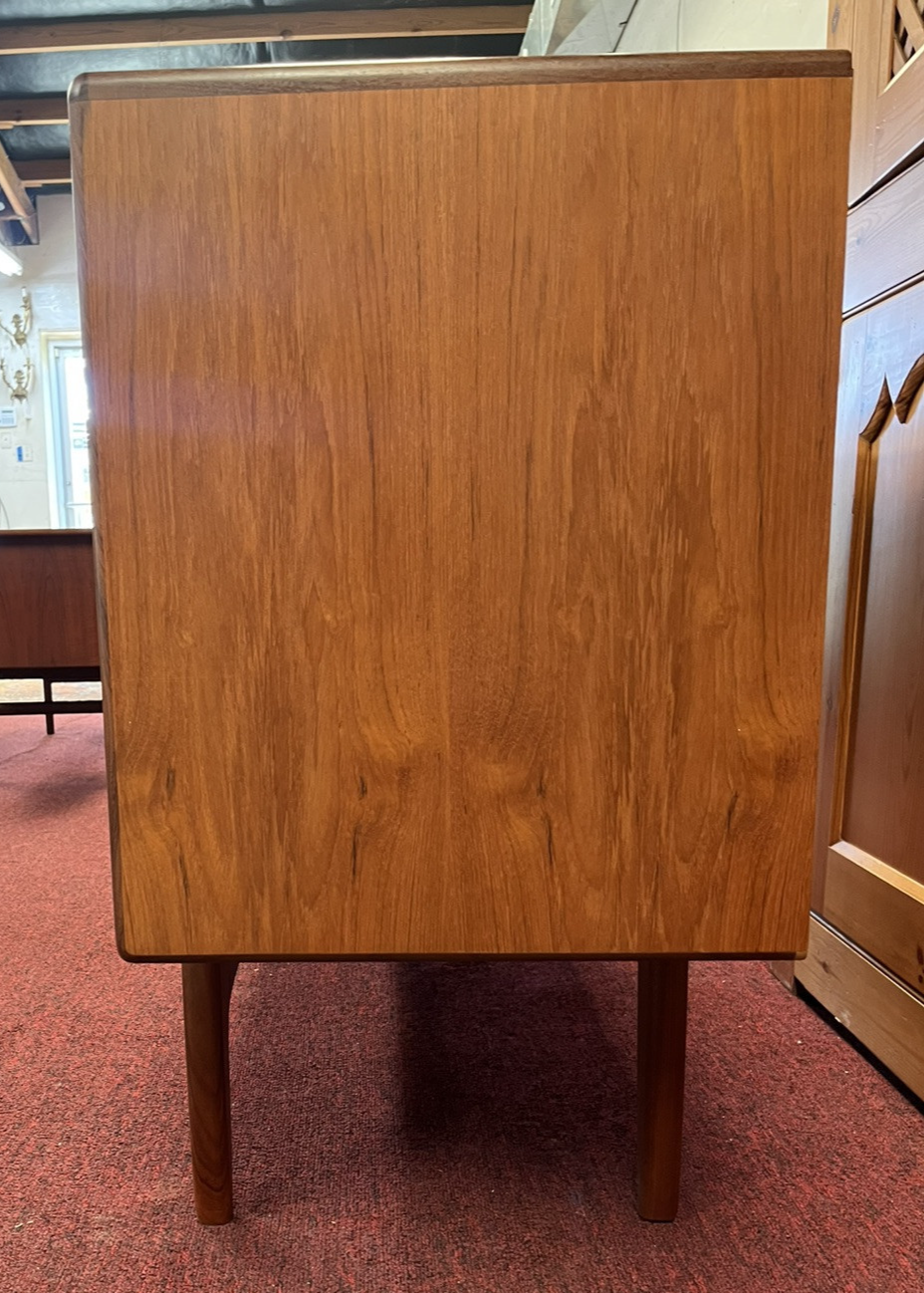 MID-CENTURY MODERN TEAK SIDEBOARD BUFFET CREDENZA by G PLAN 'FRESCO'