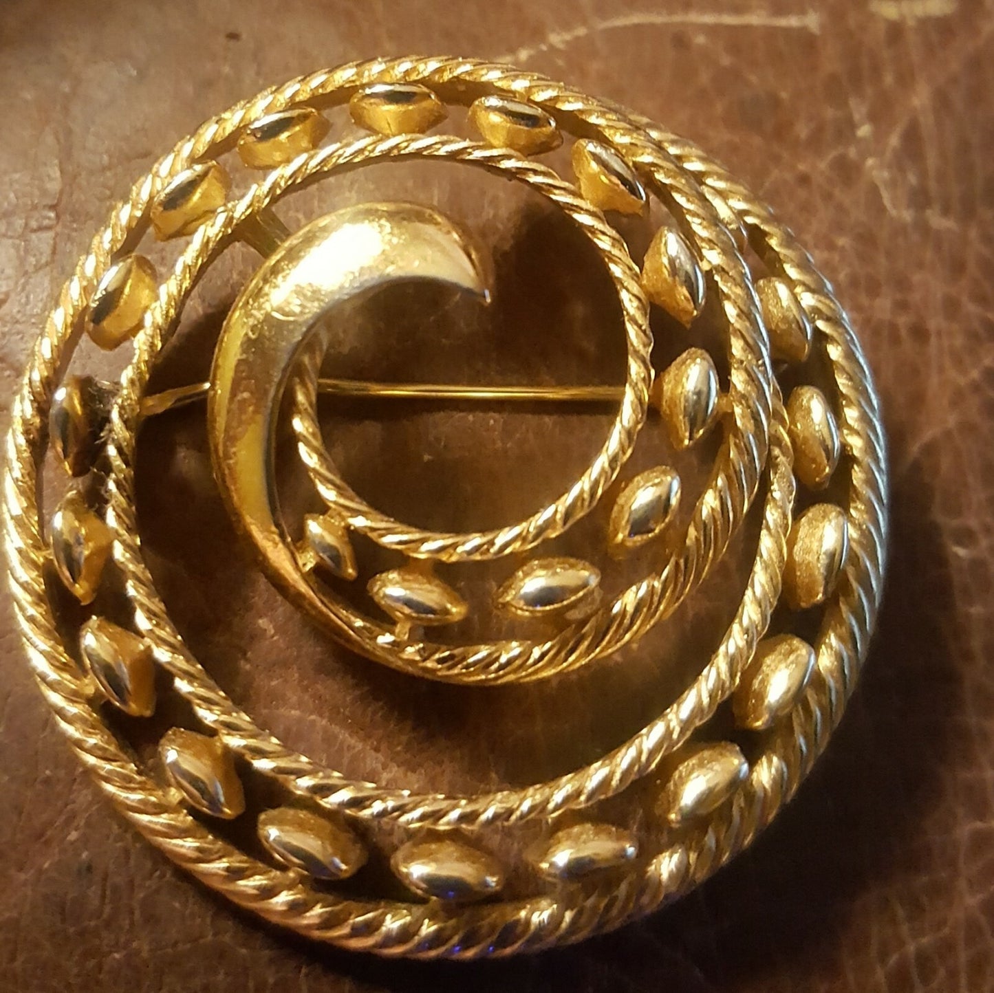 Jewels By Trifari Interlude Gold Tone Circle Swirl Vintage Pin Brooch