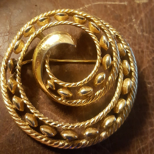 Jewels By Trifari Interlude Gold Tone Circle Swirl Vintage Pin Brooch