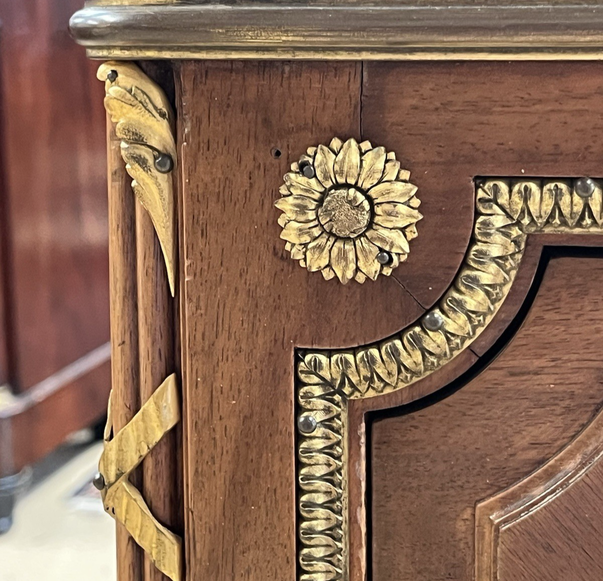 ANTIQUE FRENCH TRANSITIONAL BRONZE ORMOLU MOUNTED WHITE MARBLE-TOP COMMODE CHEST