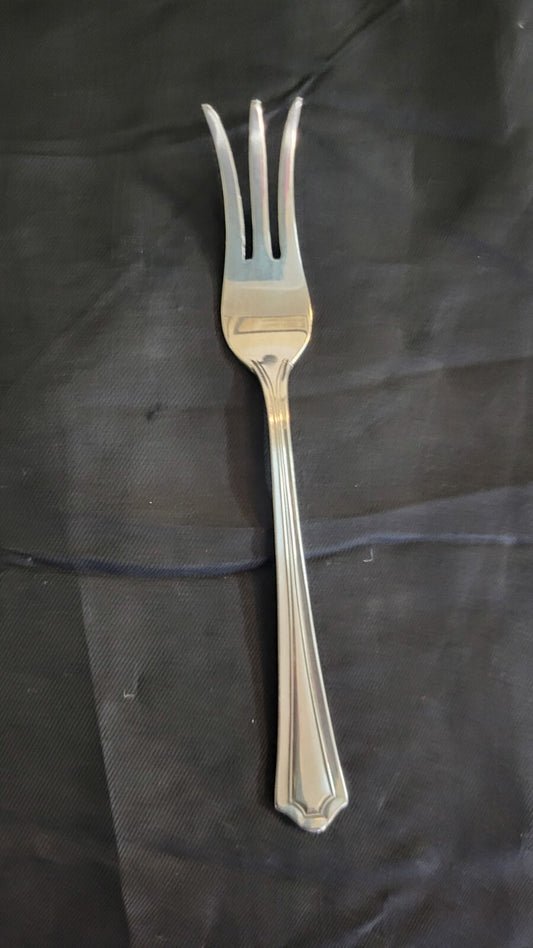 Sterling  Manchester MARY WARREN LEMON FORK  4 1/2" No Mono 1910-1932 10.3 grams