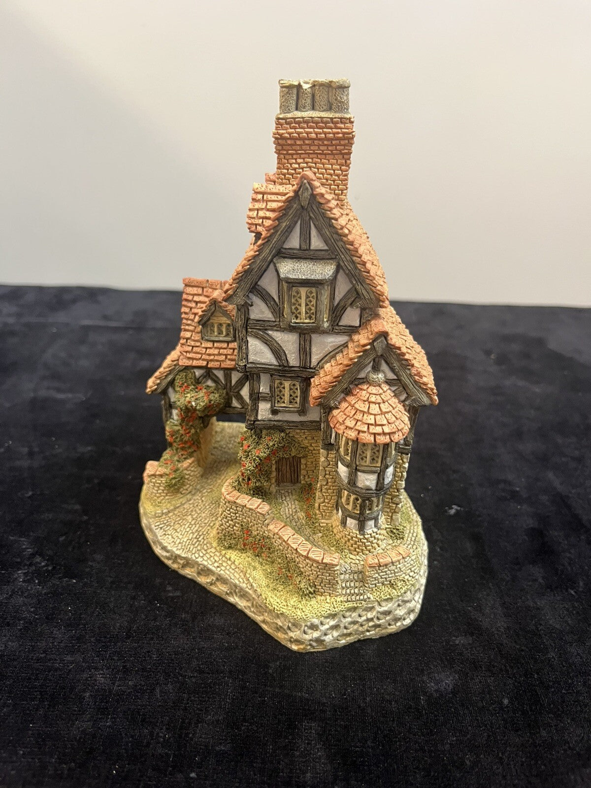 David Winter Cottages -  Squires Hall - 1985  British - Original Box w/ COA