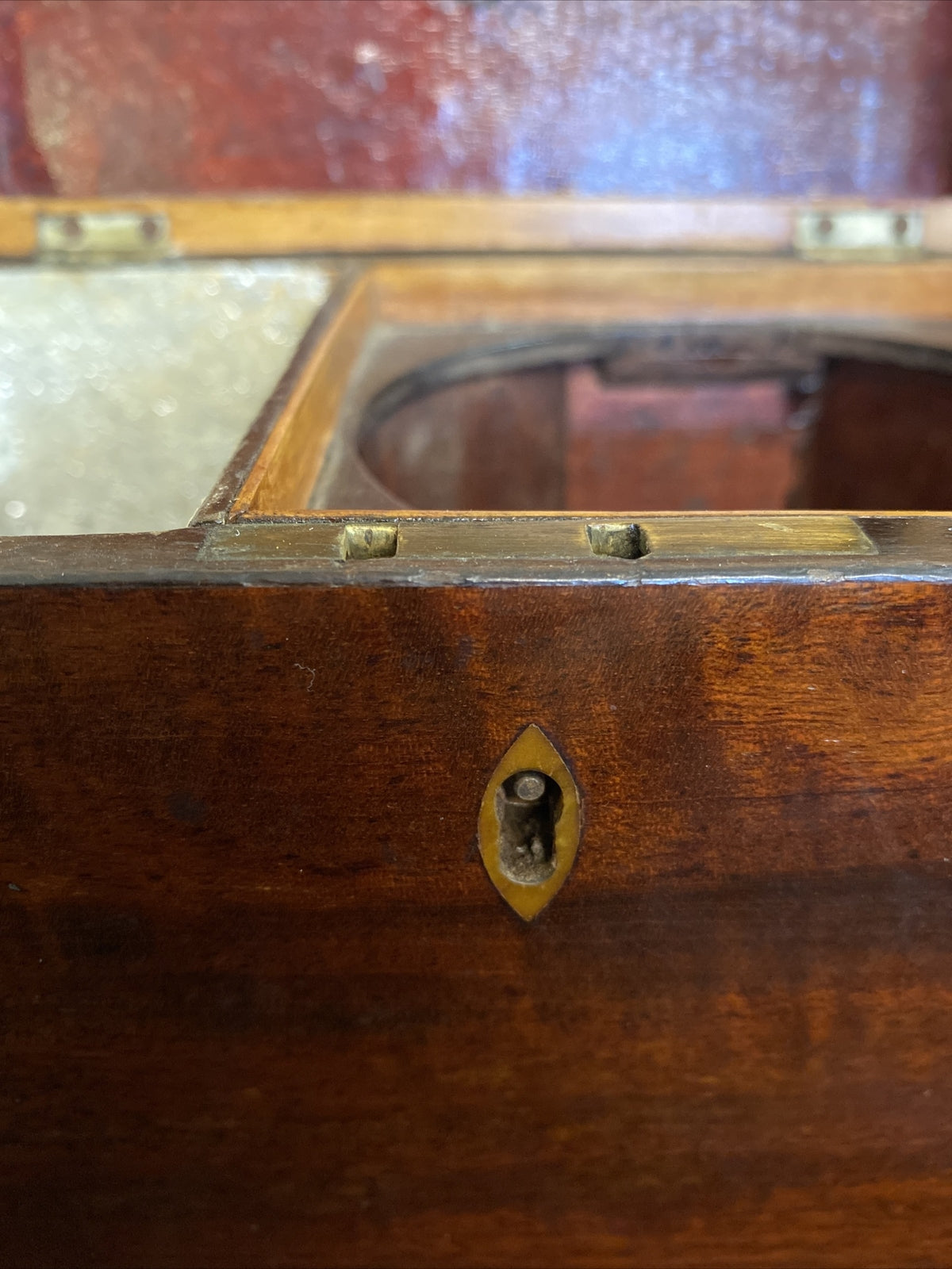 ANTIQUE ENGLISH GEORGIAN INLAID MAHOGANY TEA CADDY W MIXING BOWL SHELL MOTIF 19C