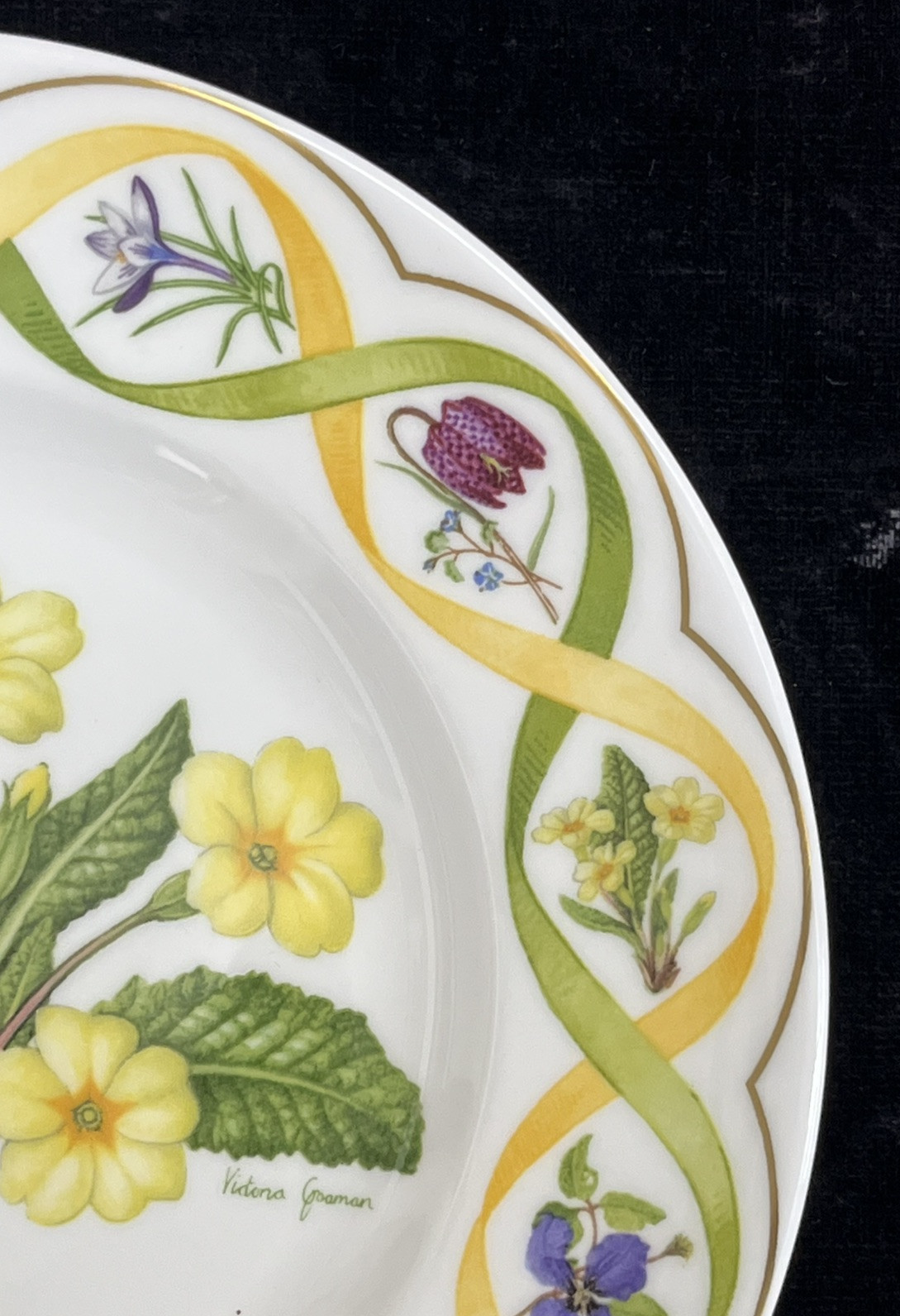 Wedgwood "The Flower Artists of Kew" Primrose Plates Set of 2 - 8.25"