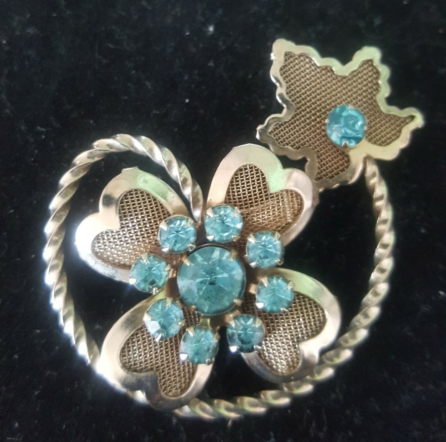 1940s PIN BROOCH- Gold Tone Four 4 Leaf Clover Blue Rhinestones