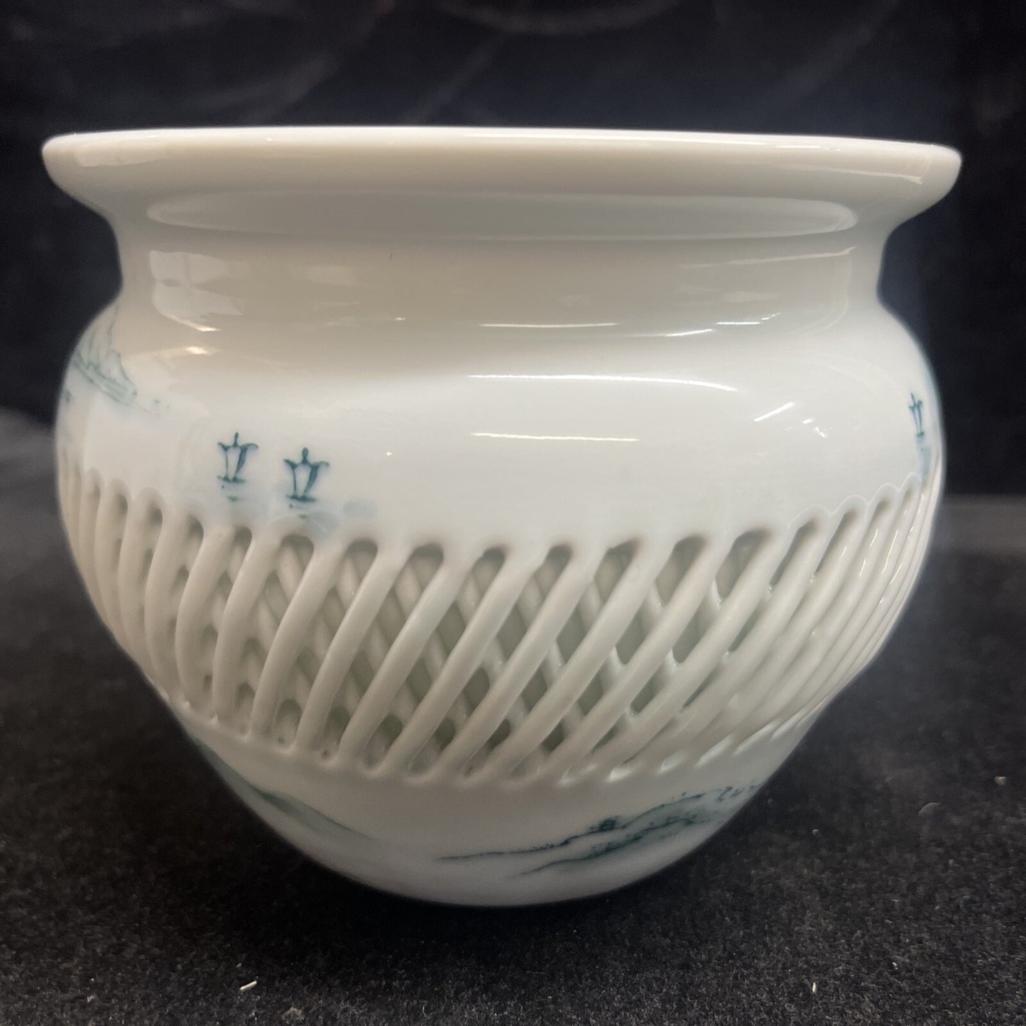 Mid-Century Hand Painted Imari Japan "Mountain Sea" Woven Lattice Vase 7"