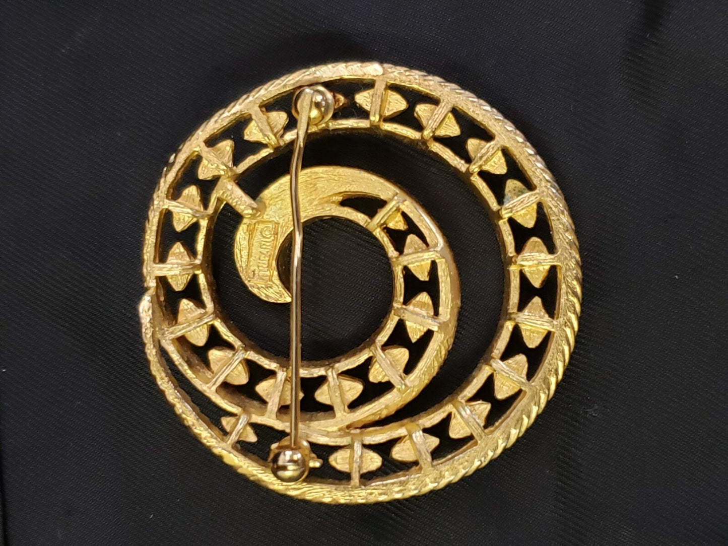 Jewels By Trifari Interlude Gold Tone Circle Swirl Vintage Pin Brooch