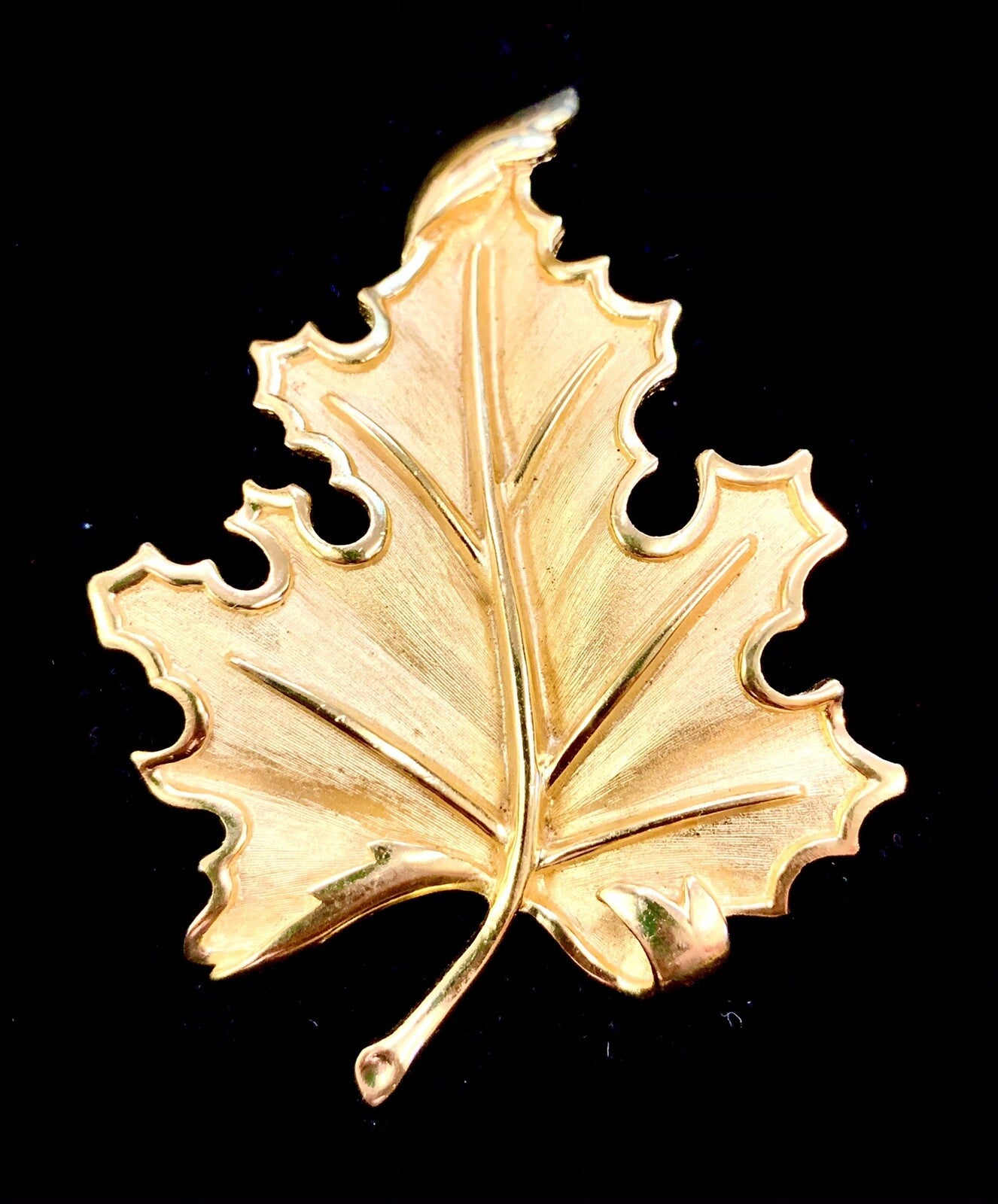 Signed CROWN TRIFARI Vintage Retro Gold Tone Maple Leaf Nature Brooch Pin