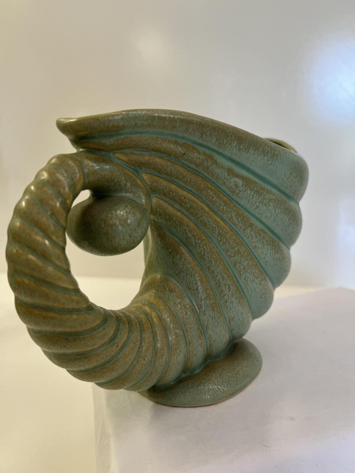 ROSEVILLE U.S.A. 556-6" CORNUCOPIA  Green Horn of Plenty Capri Line