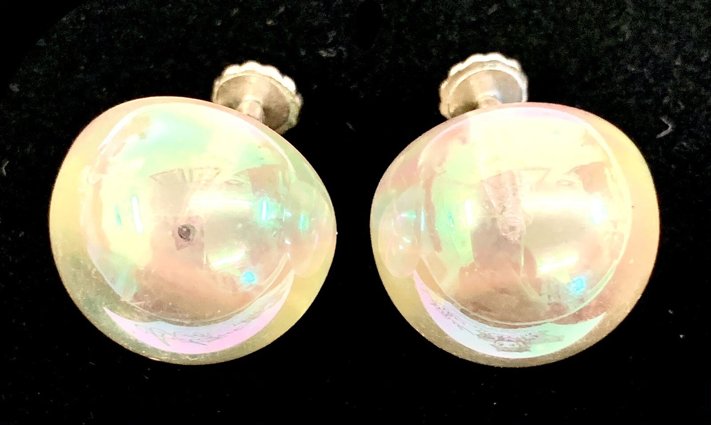 VTG.RICHELIEU WHITE IRIDESCENT LUCITE SCREW BACK EARRINGS
