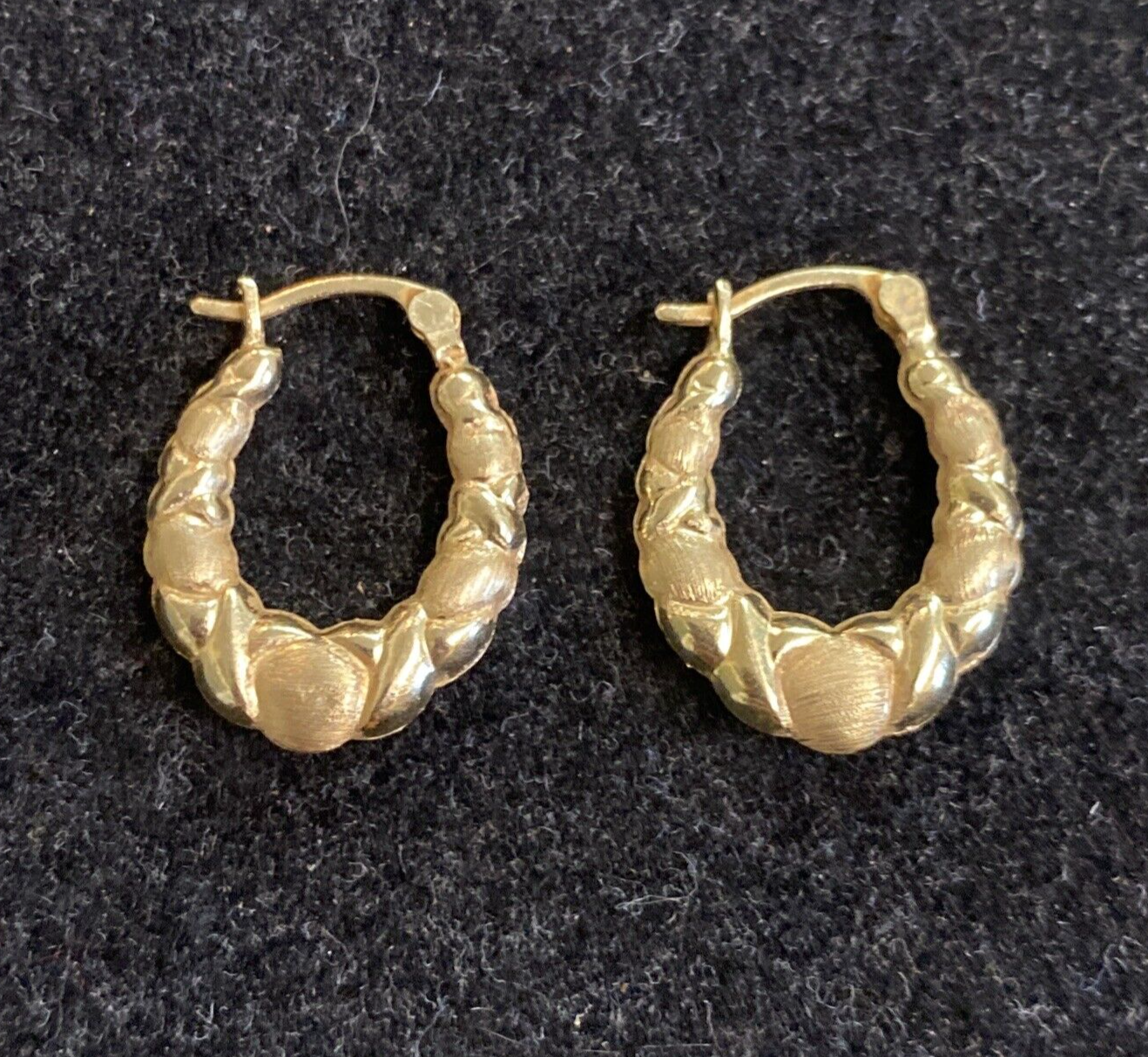 1.2g 14K Yellow Gold Oval Shaped Hoop Earrings