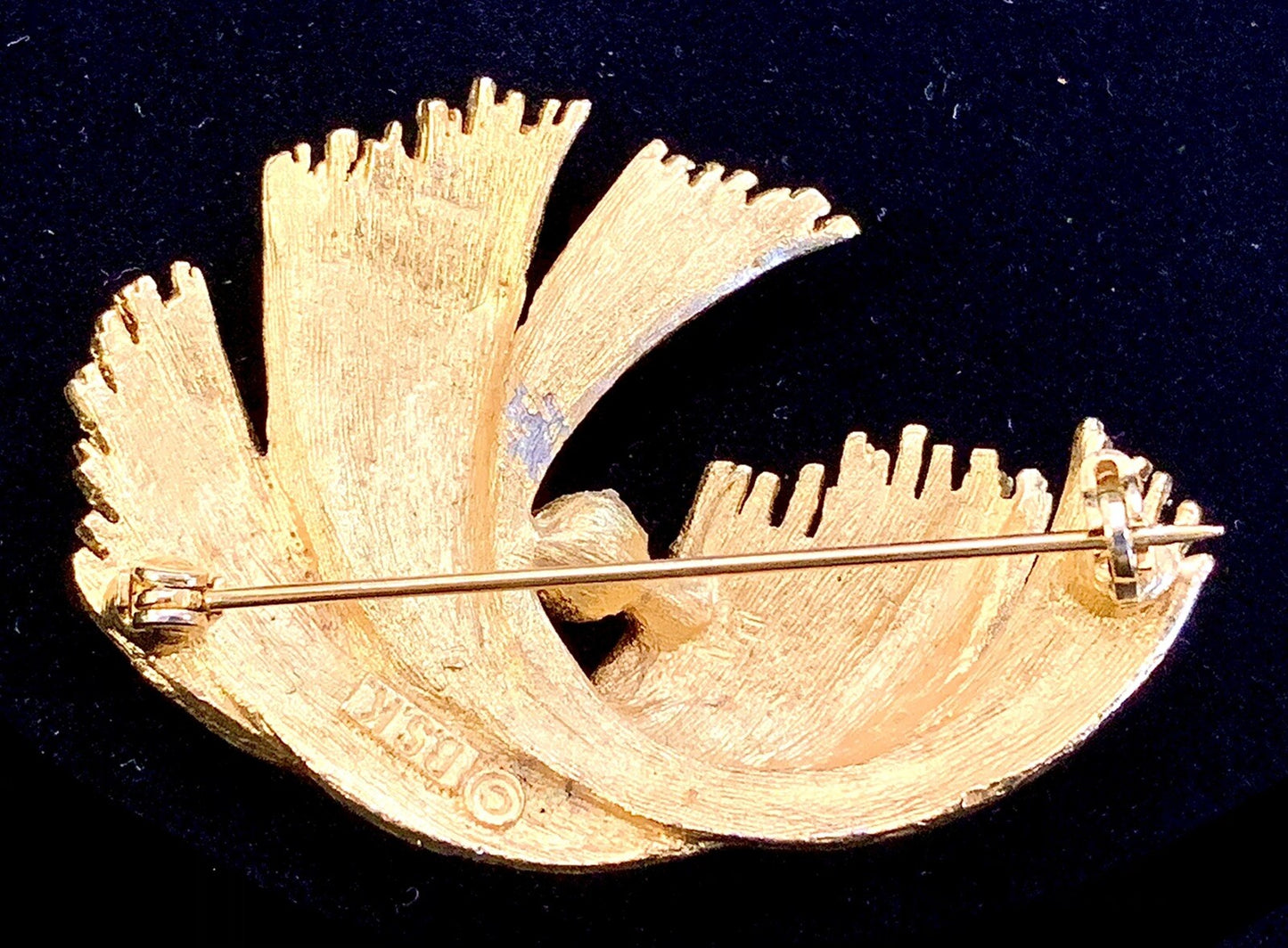 Vintage Gold Tone BSK Signed Stylized Leaf Brooch Pin w/ Single Pearl