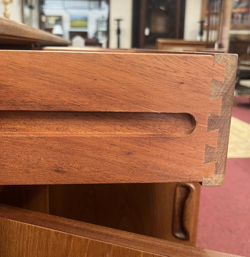 MID-CENTURY MODERN TEAK SIDEBOARD BUFFET CREDENZA by G PLAN 'FRESCO'