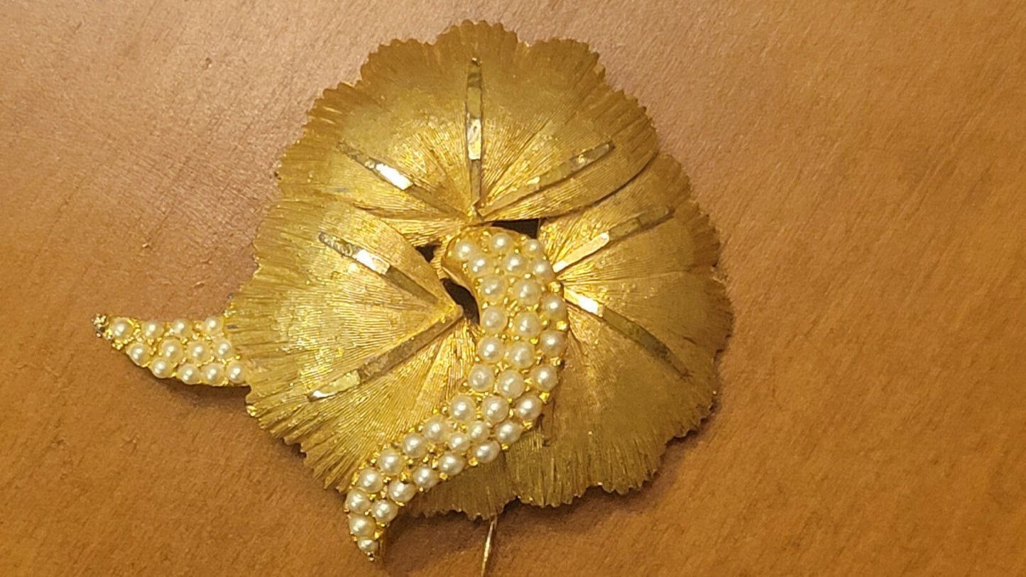 Vtg Signed BSK Textured Gold Tone Pearls Large Flower Brooch Pin