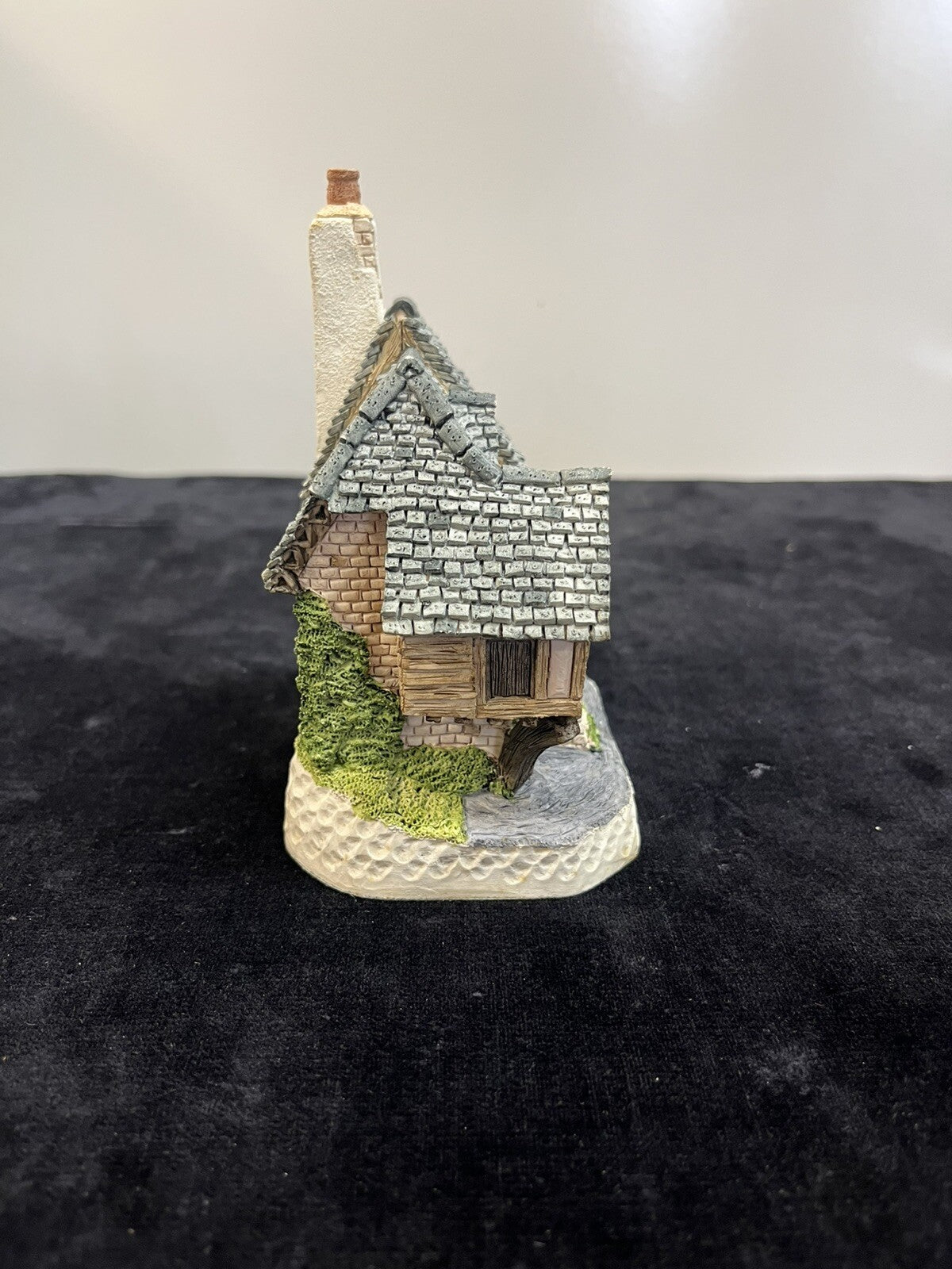 1993 David Winter Cottages Collectors Guild #14 Swan Upping Cottage in Box