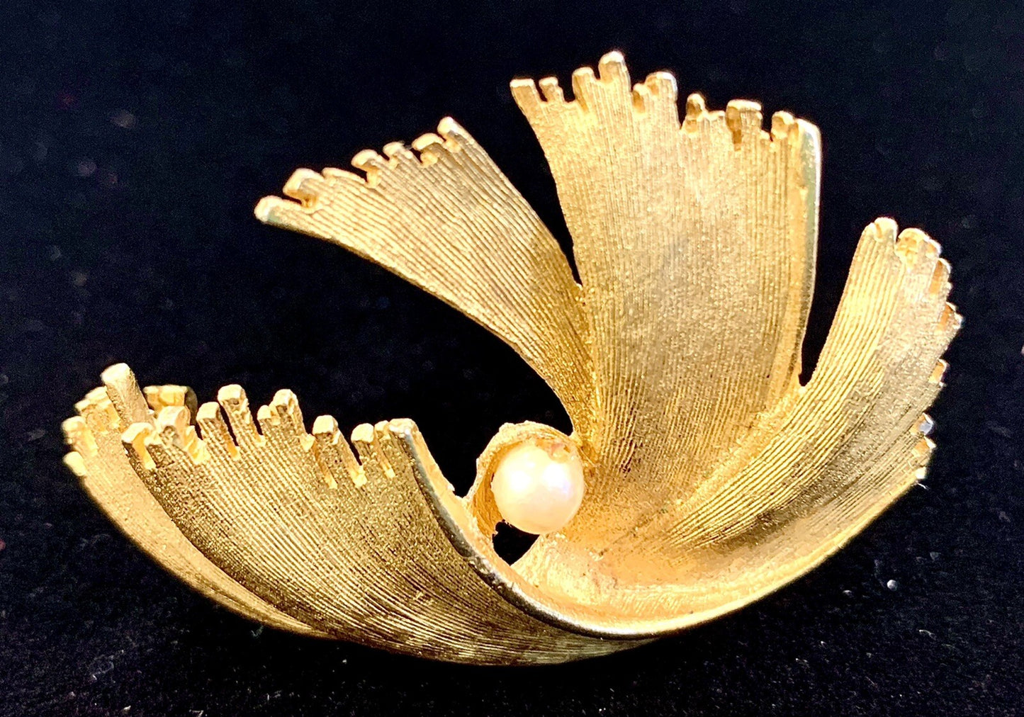 Vintage Gold Tone BSK Signed Stylized Leaf Brooch Pin w/ Single Pearl