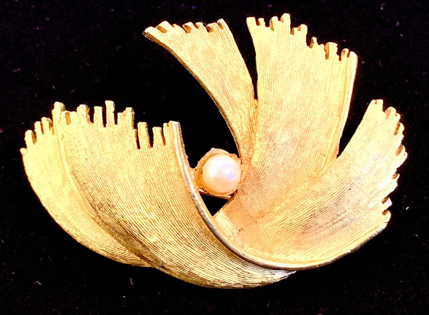 Vintage Gold Tone BSK Signed Stylized Leaf Brooch Pin w/ Single Pearl