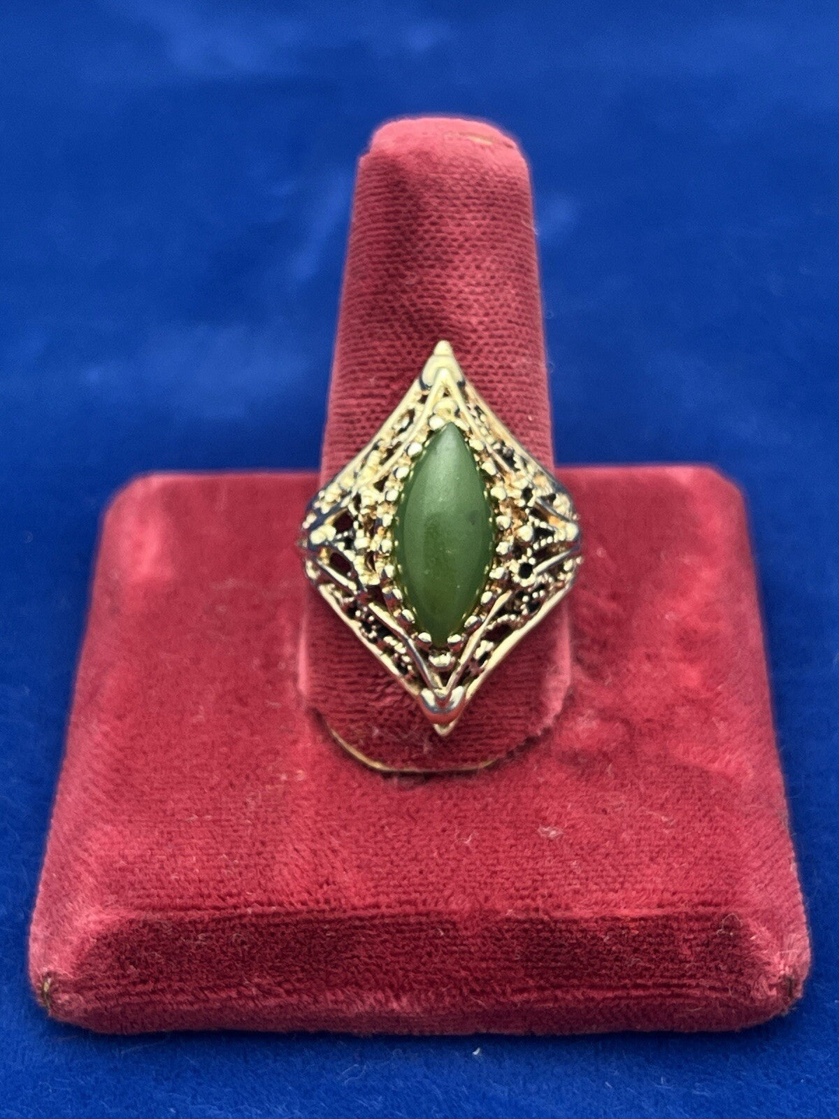 10k Yellow Gold Filigree Ring with  Jade center stone  size 6.5 weighs 5.6 grams