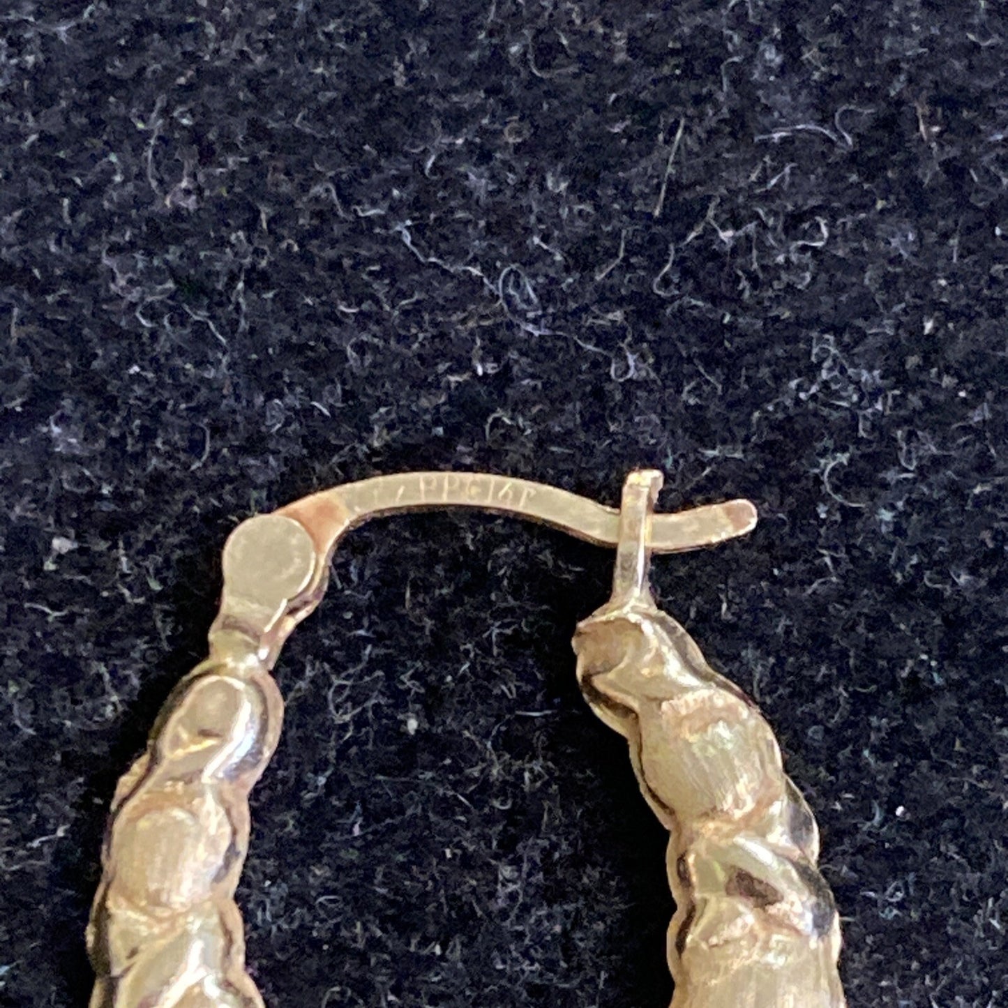 1.2g 14K Yellow Gold Oval Shaped Hoop Earrings