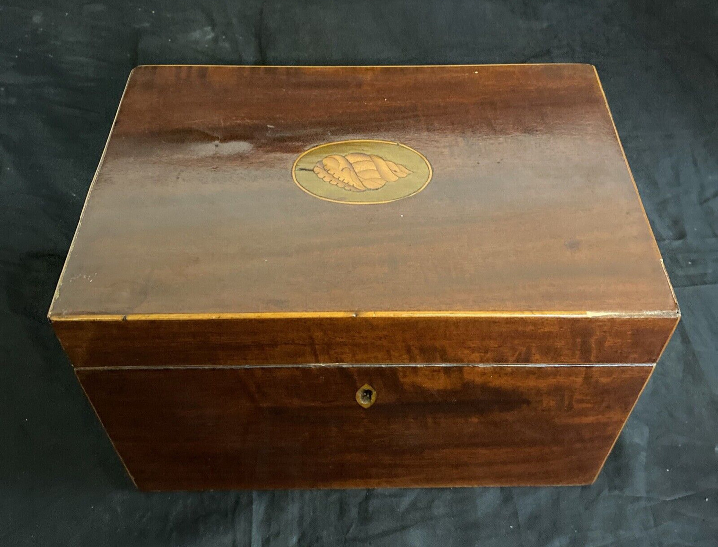 ANTIQUE ENGLISH GEORGIAN INLAID MAHOGANY TEA CADDY W MIXING BOWL SHELL MOTIF 19C