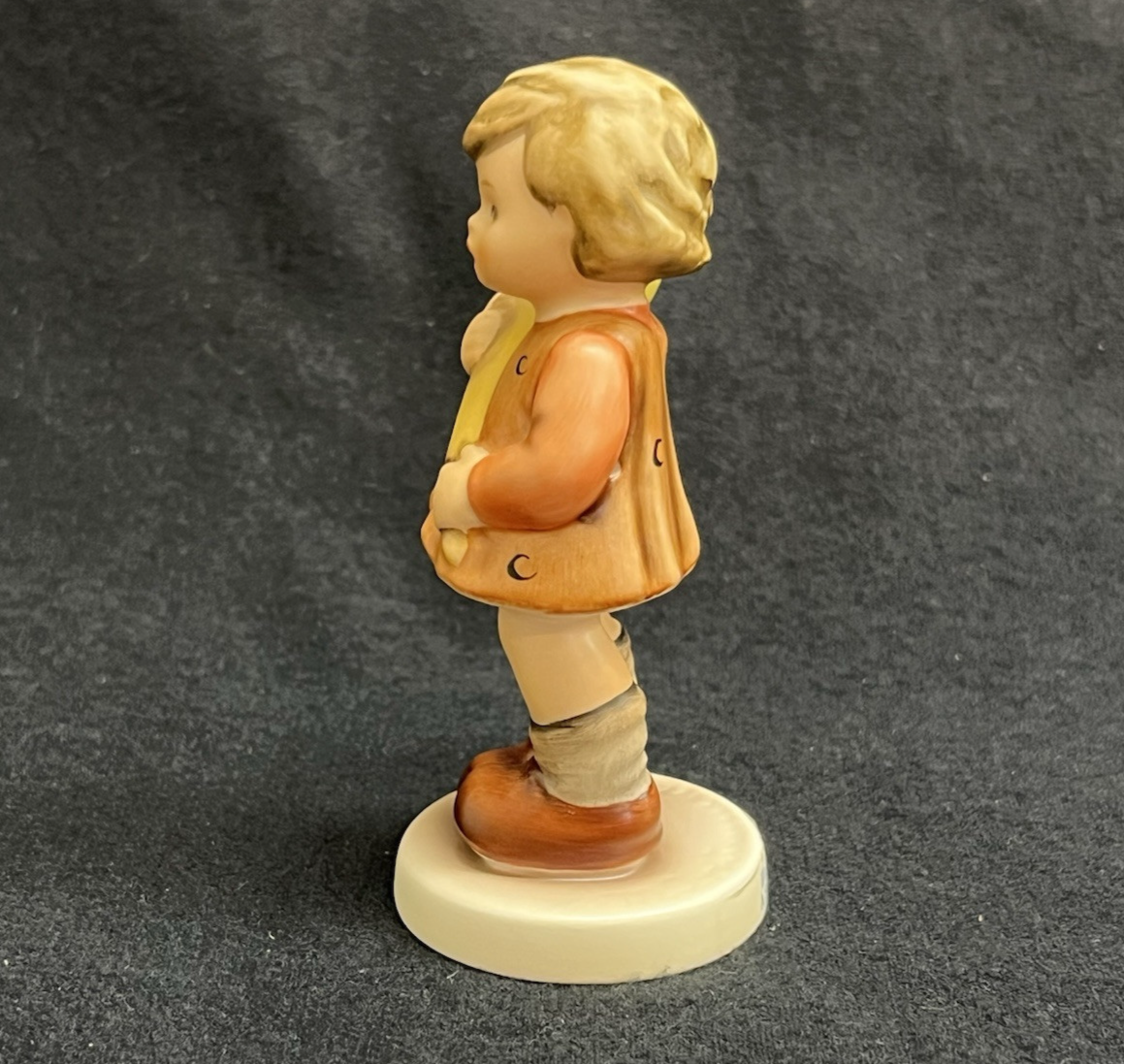 1992 M.I. Hummel Exclusive Goebel "A Sweet Offering" Porcelain Figurine #549 3/0