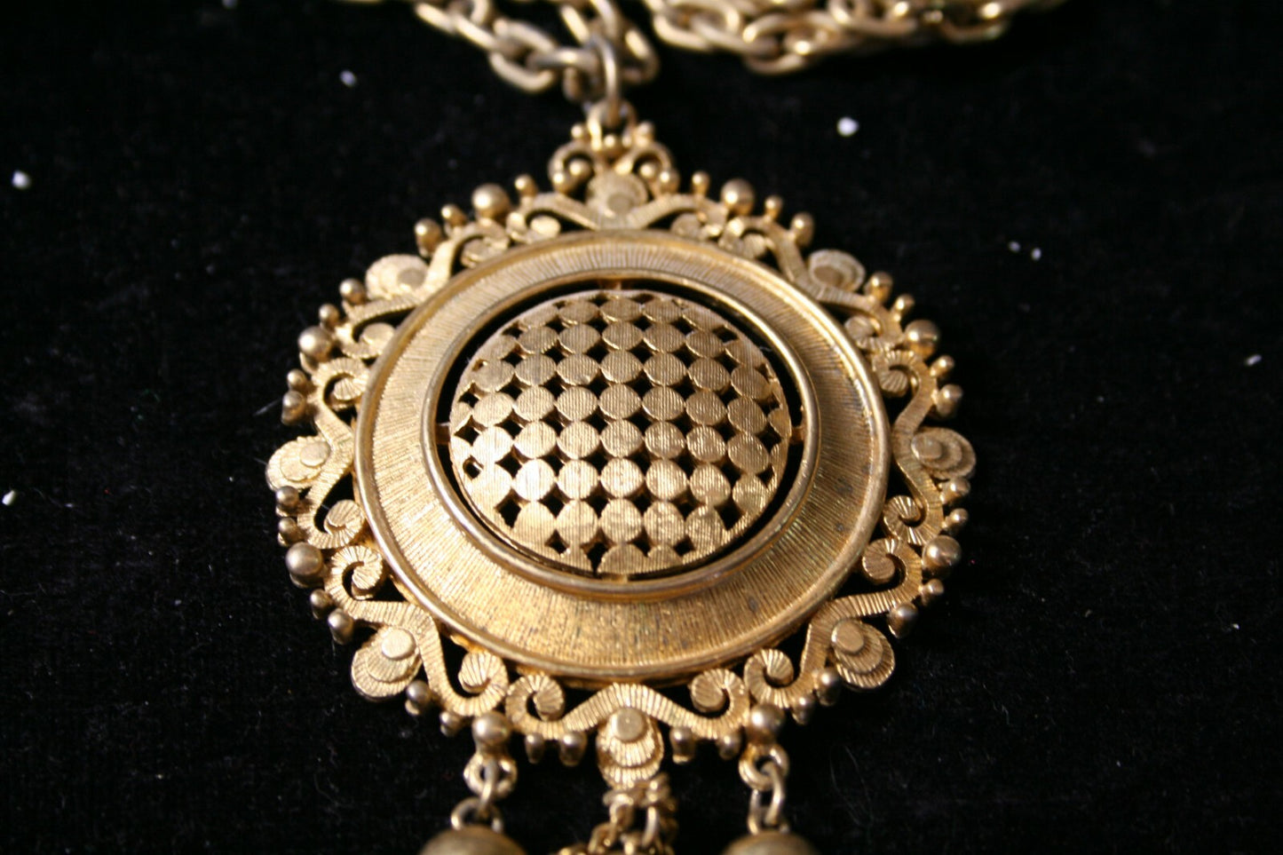 LISNER Goldtone Pendant Runway Necklace  24 INCH LONG DROP  WITH TASSEL 4 INCH