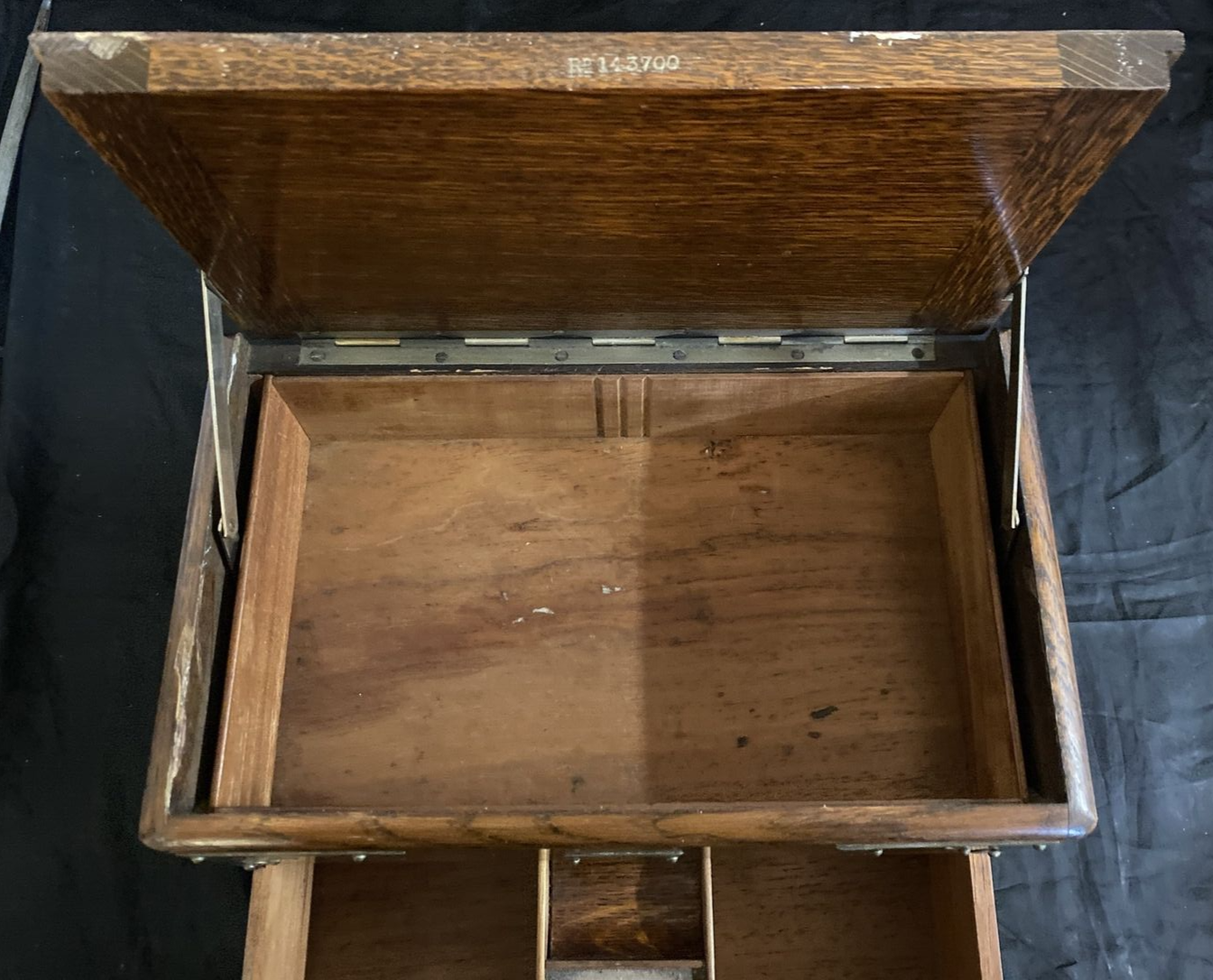 ENGLISH EDWARDIAN GILT METAL-MOUNTED OAK SMOKERS BOX CADDIE CHEST
