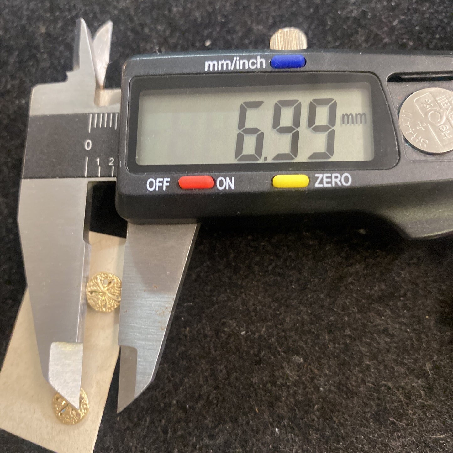 14K Yellow Gold Sand Dollar Stud Earrings .78g 6.99mm