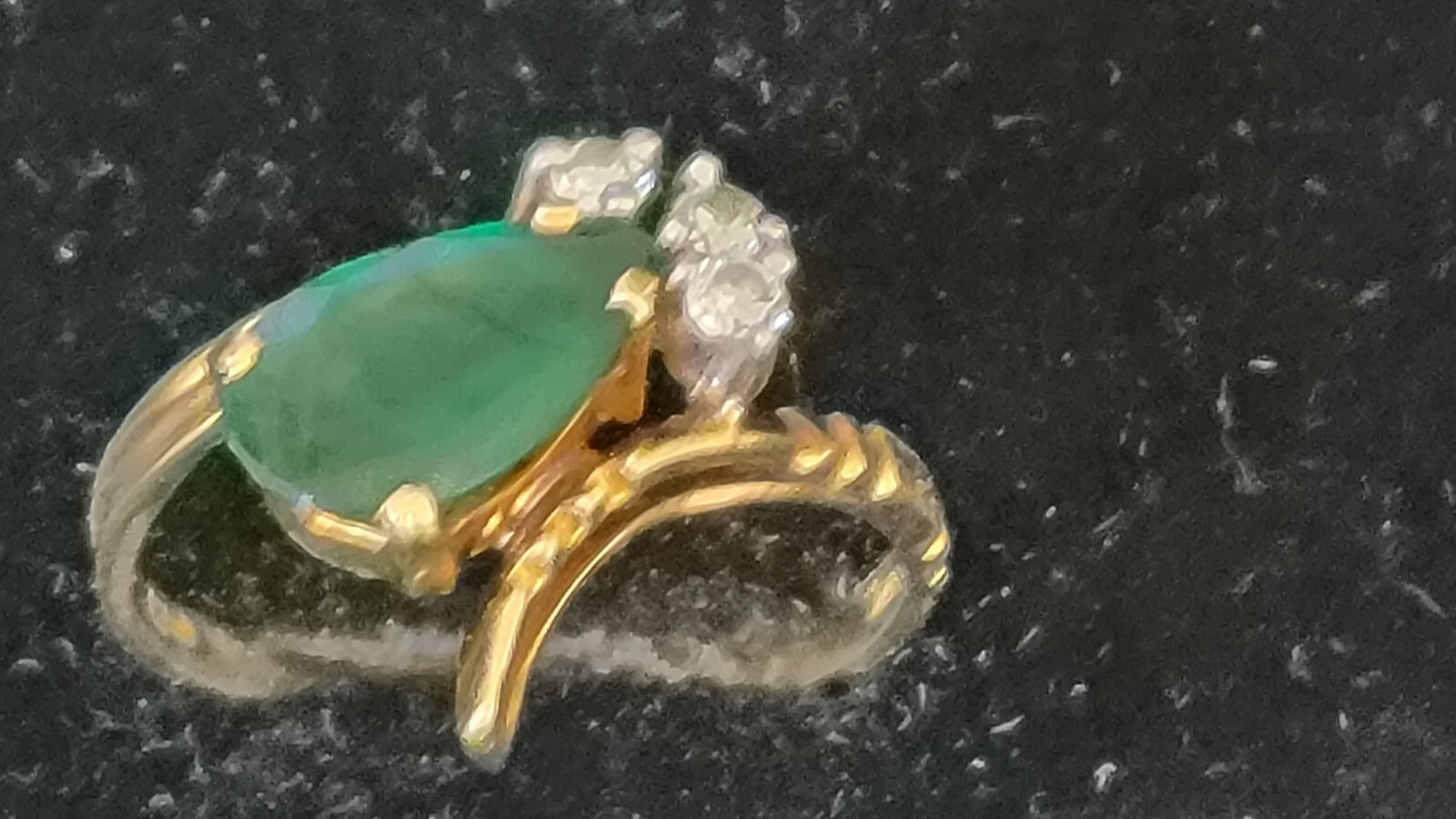 18 K Yellow Gold Ring Pear Shape Genuine Emerald with 3 diamonds 2.4 g sz 5,25