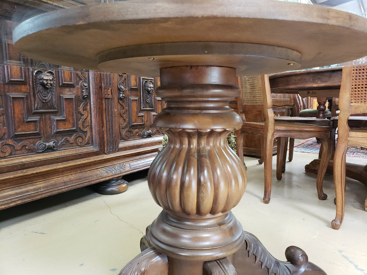 4 ft round Glass Top Table w Carved Mahogany Pedestal Base Great Foyer Breakfast