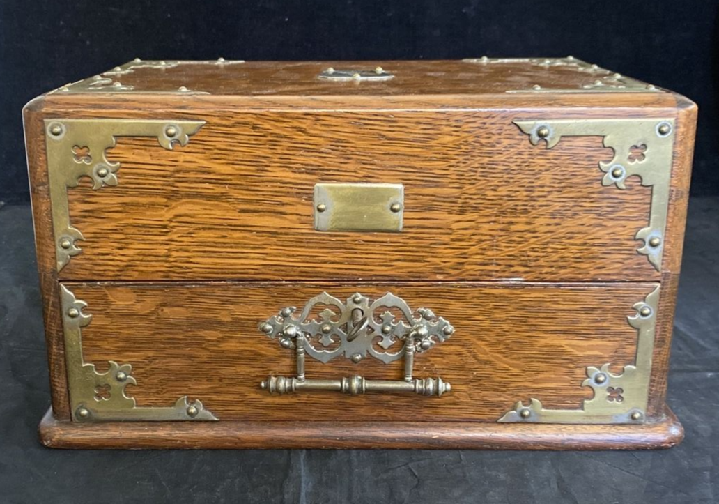ENGLISH EDWARDIAN GILT METAL-MOUNTED OAK SMOKERS BOX CADDIE CHEST