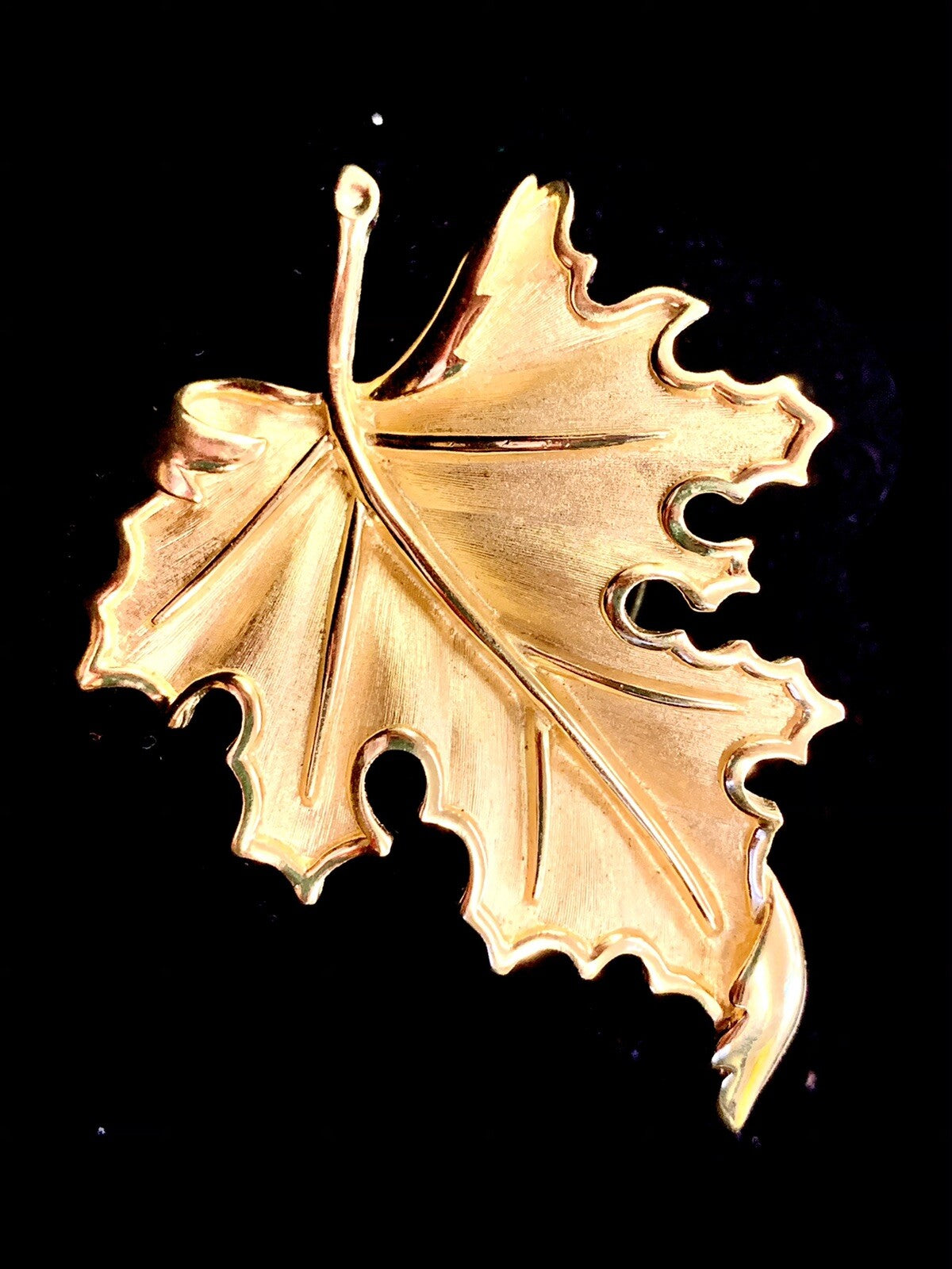 Signed CROWN TRIFARI Vintage Retro Gold Tone Maple Leaf Nature Brooch Pin