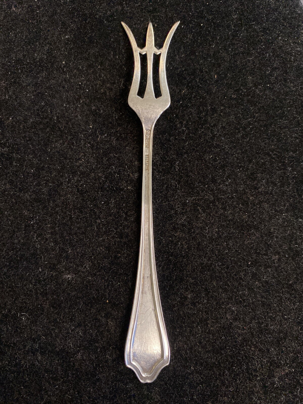 The Sterling Silver Mfg. Co. 4 7/8" Lemon Fork 1909-1932 7.7g PATTERN?