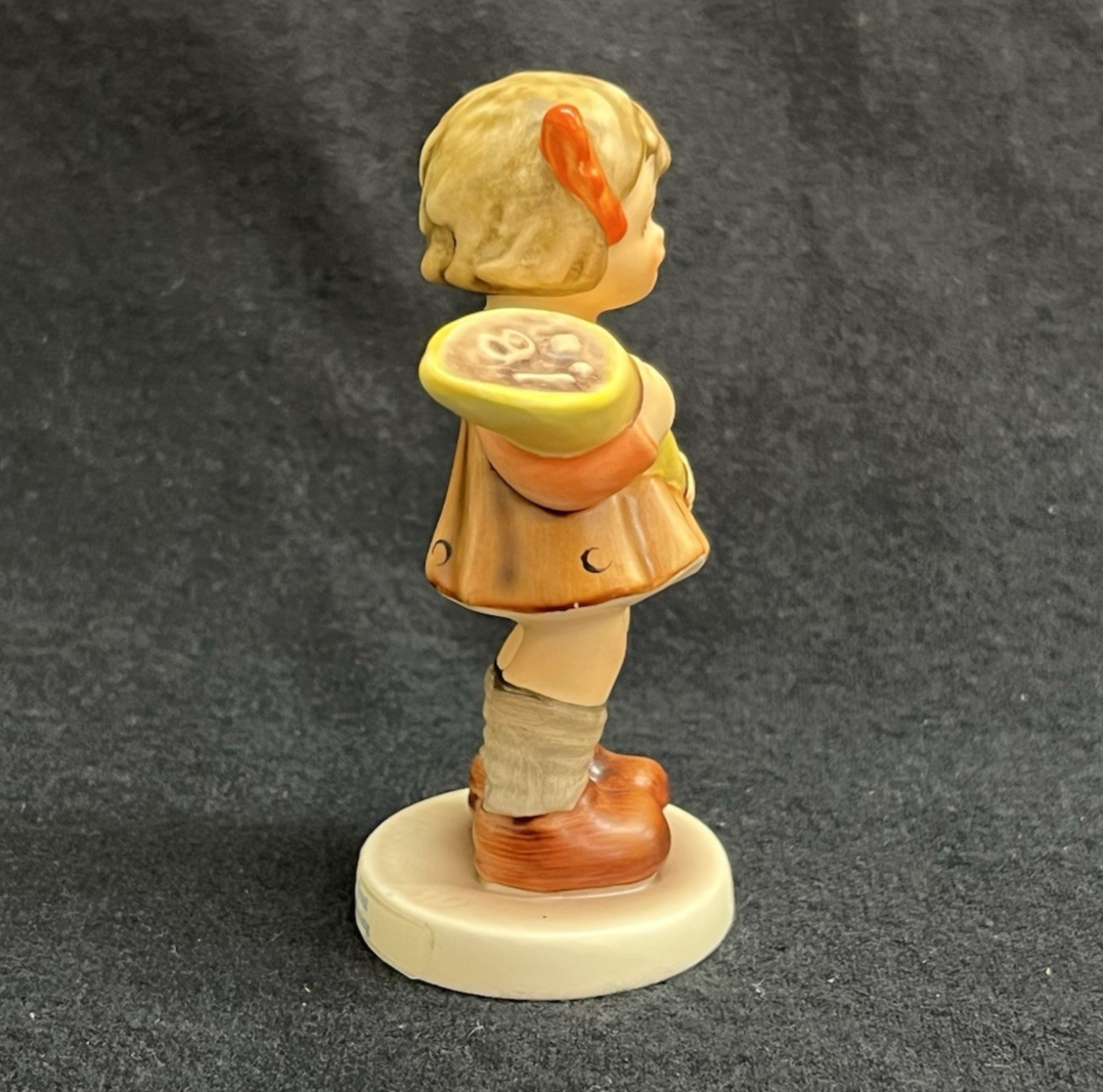 1992 M.I. Hummel Exclusive Goebel "A Sweet Offering" Porcelain Figurine #549 3/0