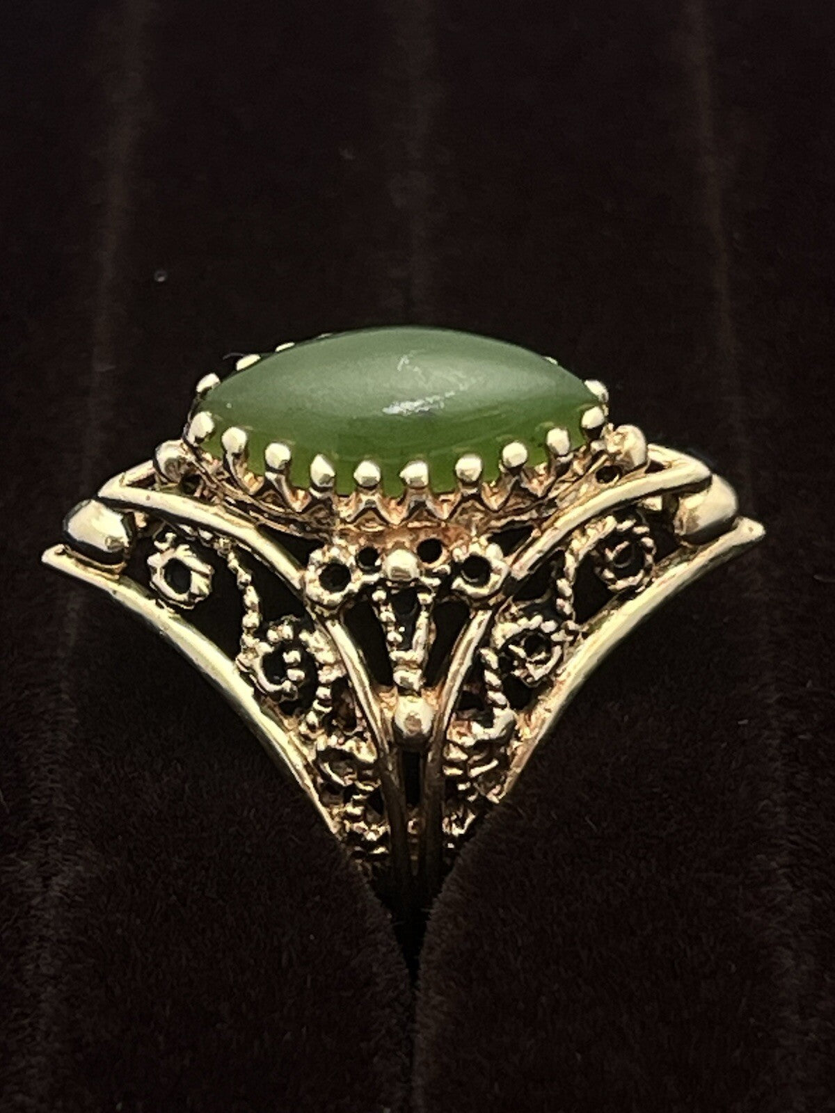 10k Yellow Gold Filigree Ring with  Jade center stone  size 6.5 weighs 5.6 grams