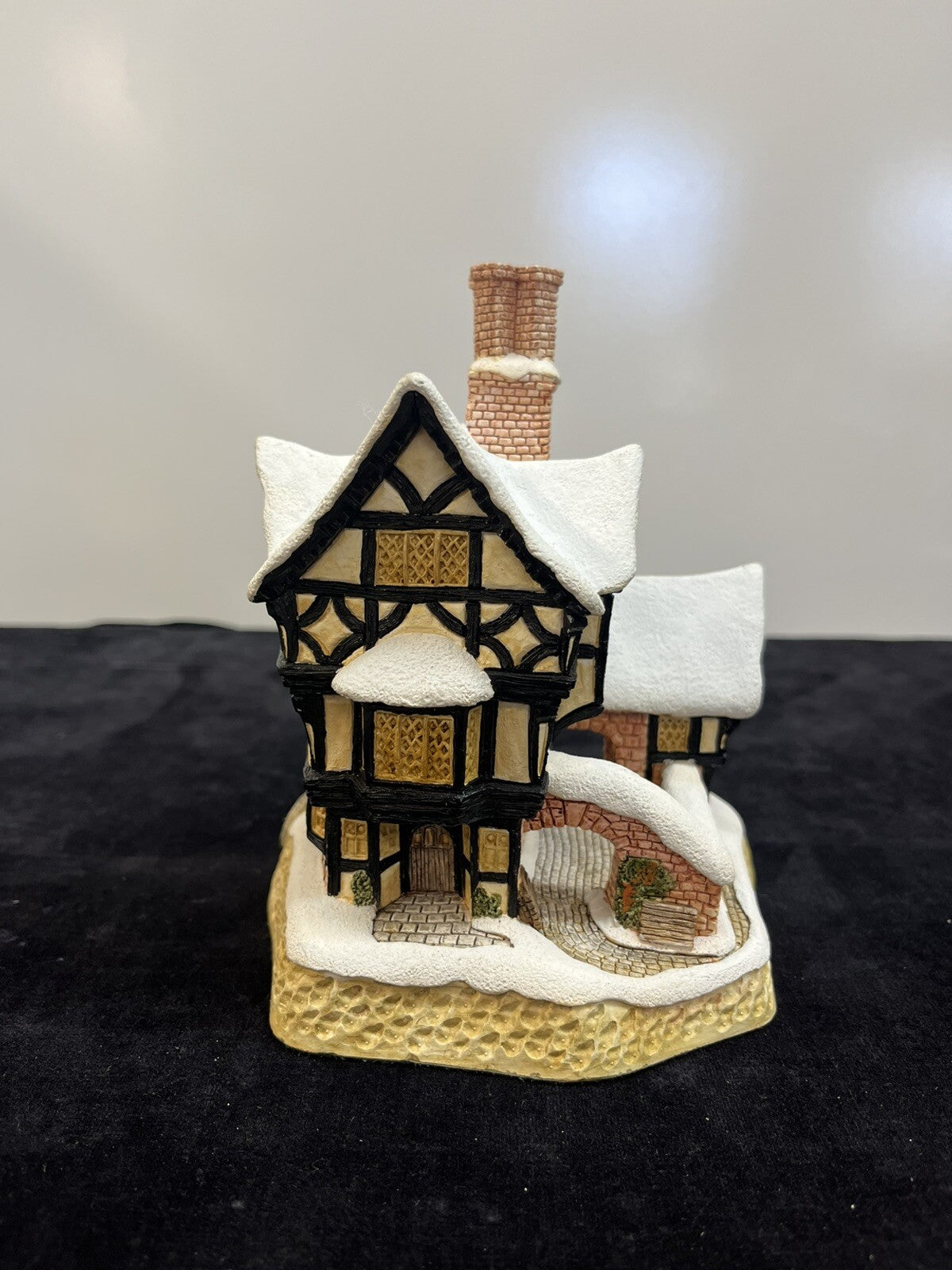 VINTAGE DAVID WINTER COTTAGES MISTER FEZZIWIGS EMPORIUM - ORIGINAL BOX  COA 1990