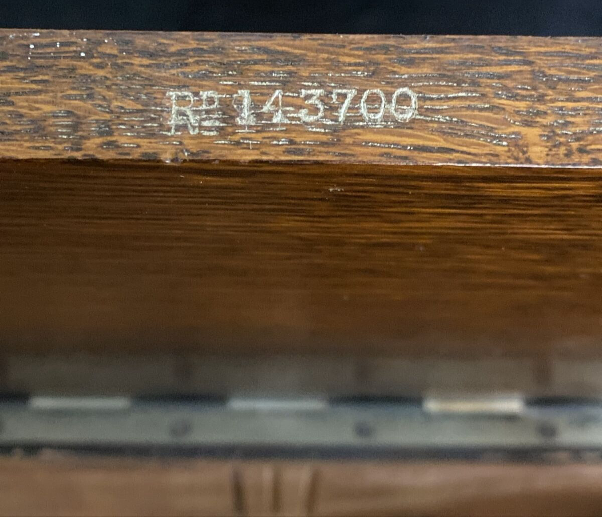 ENGLISH EDWARDIAN GILT METAL-MOUNTED OAK SMOKERS BOX CADDIE CHEST