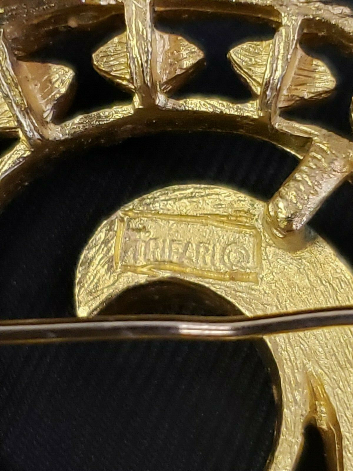 Jewels By Trifari Interlude Gold Tone Circle Swirl Vintage Pin Brooch