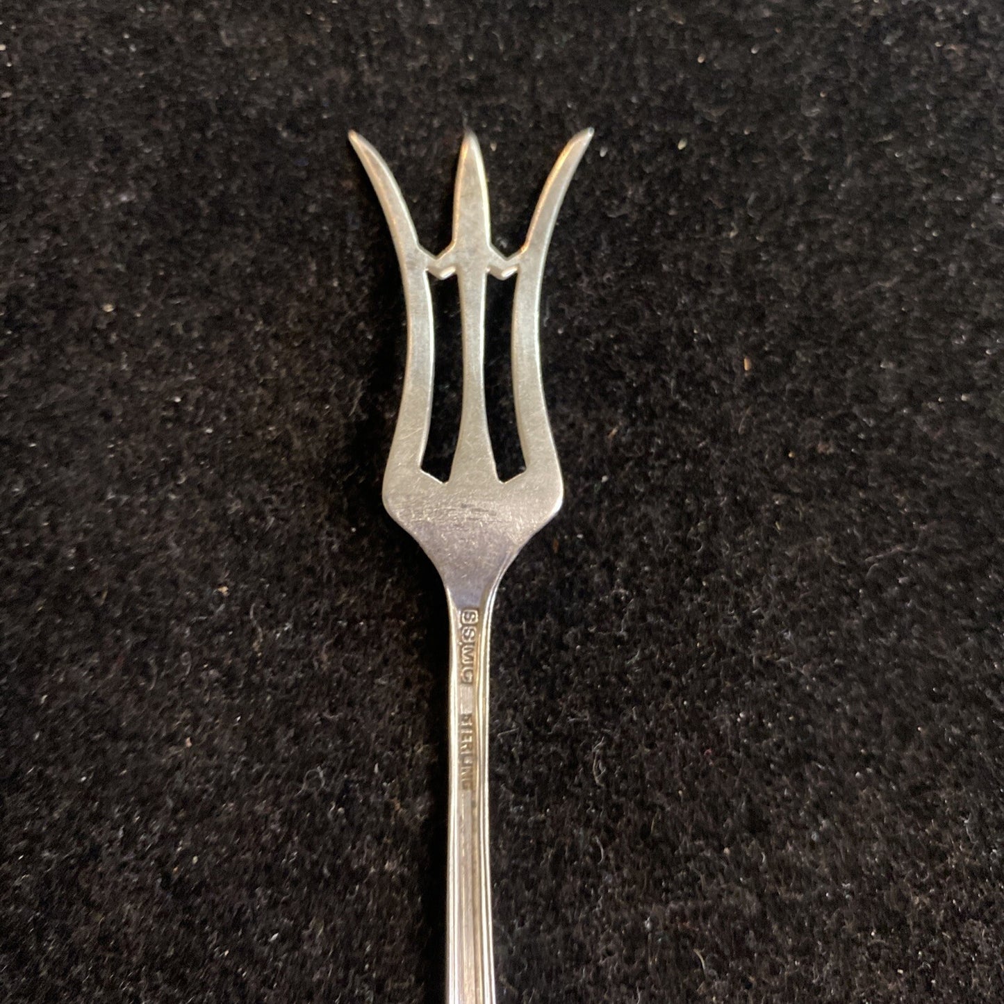 The Sterling Silver Mfg. Co. 4 7/8" Lemon Fork 1909-1932 7.7g PATTERN?