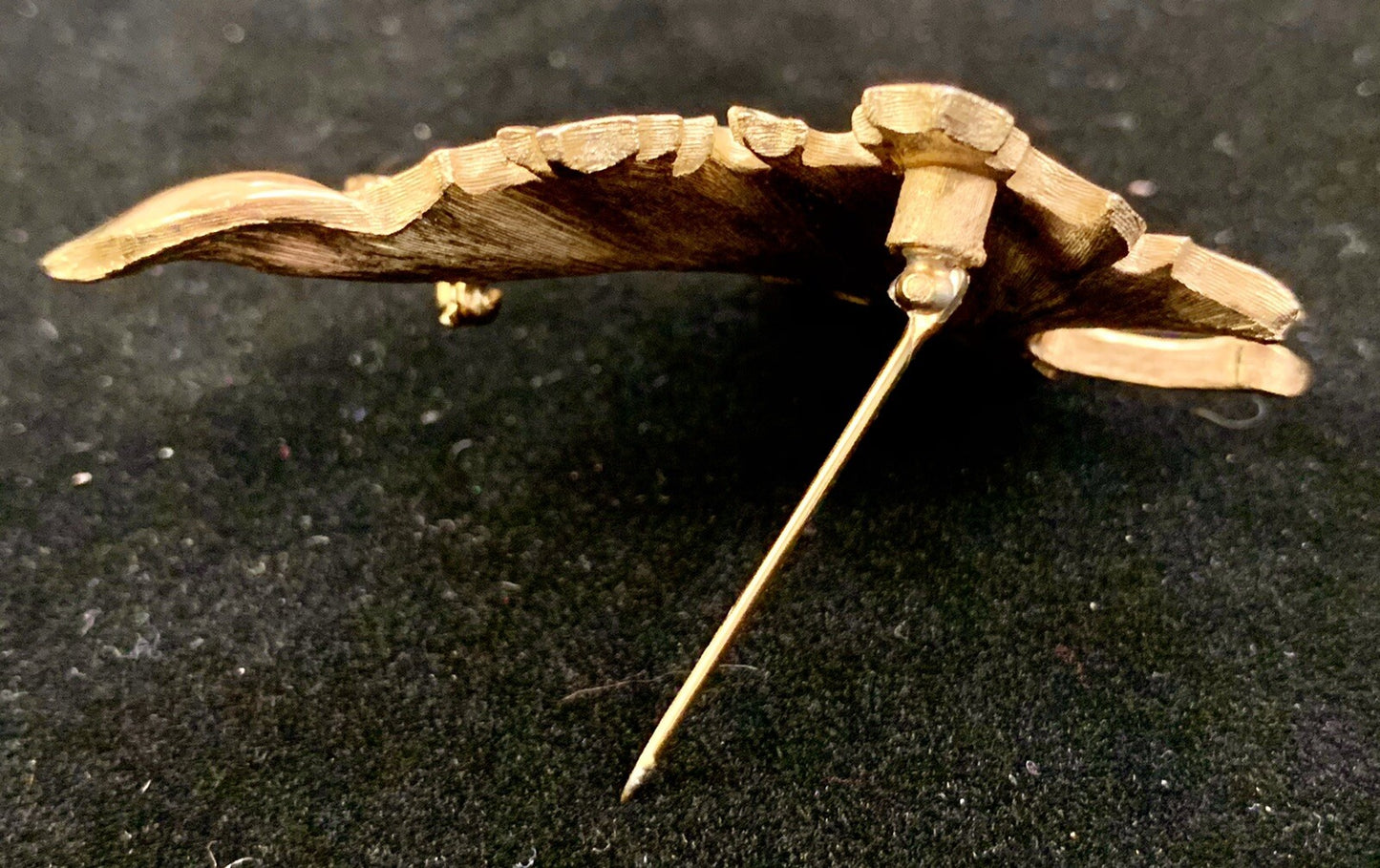 Signed CROWN TRIFARI Vintage Retro Gold Tone Maple Leaf Nature Brooch Pin