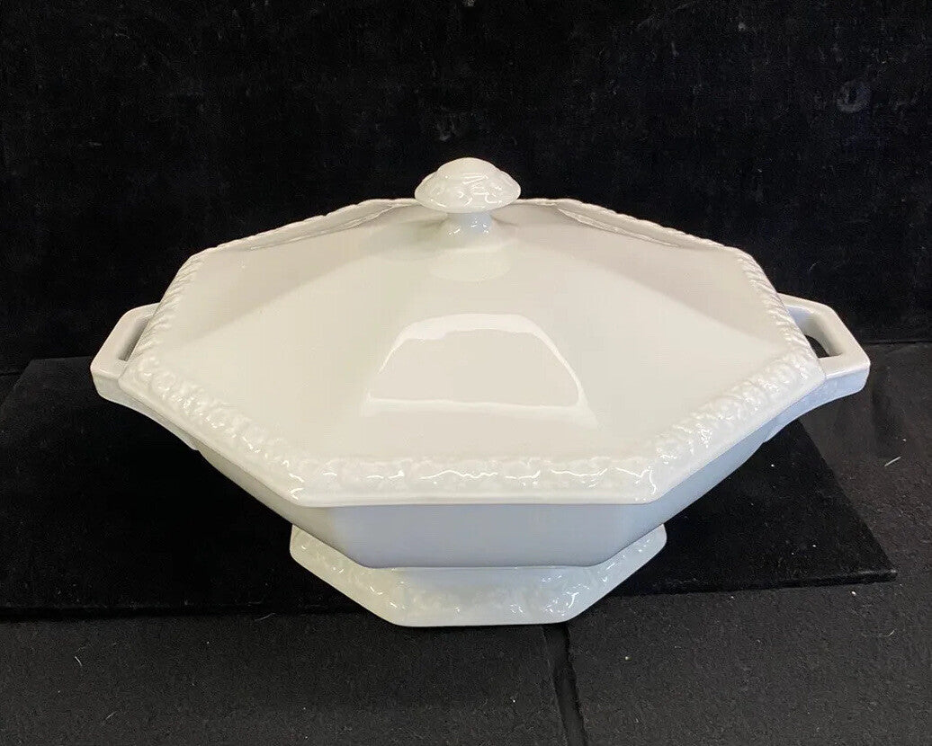 Rosenthal Classic Rose- Maria White Vintage Round Covered Medium Vegetable